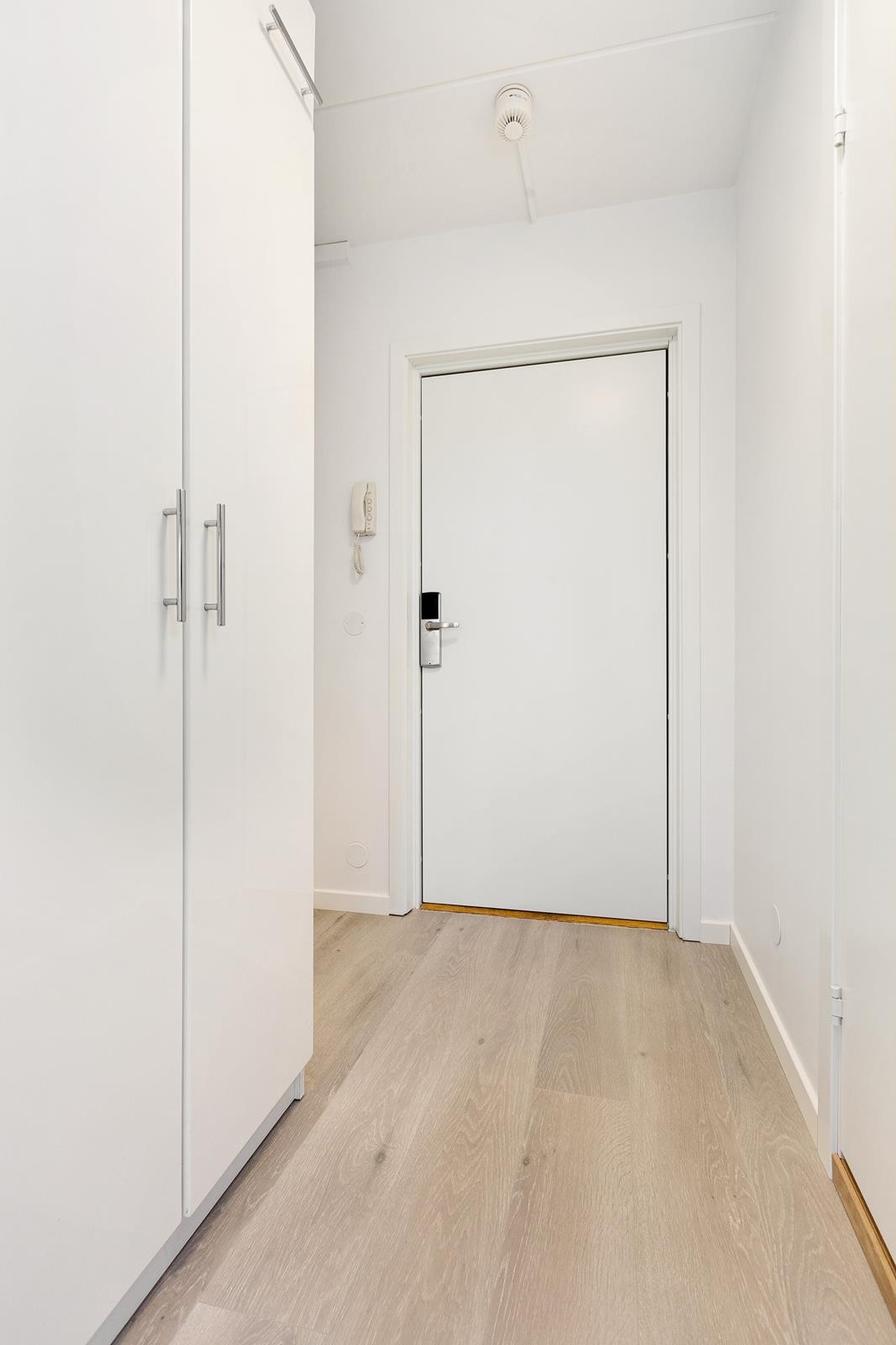 Entré med garderobeskap Galleribilde