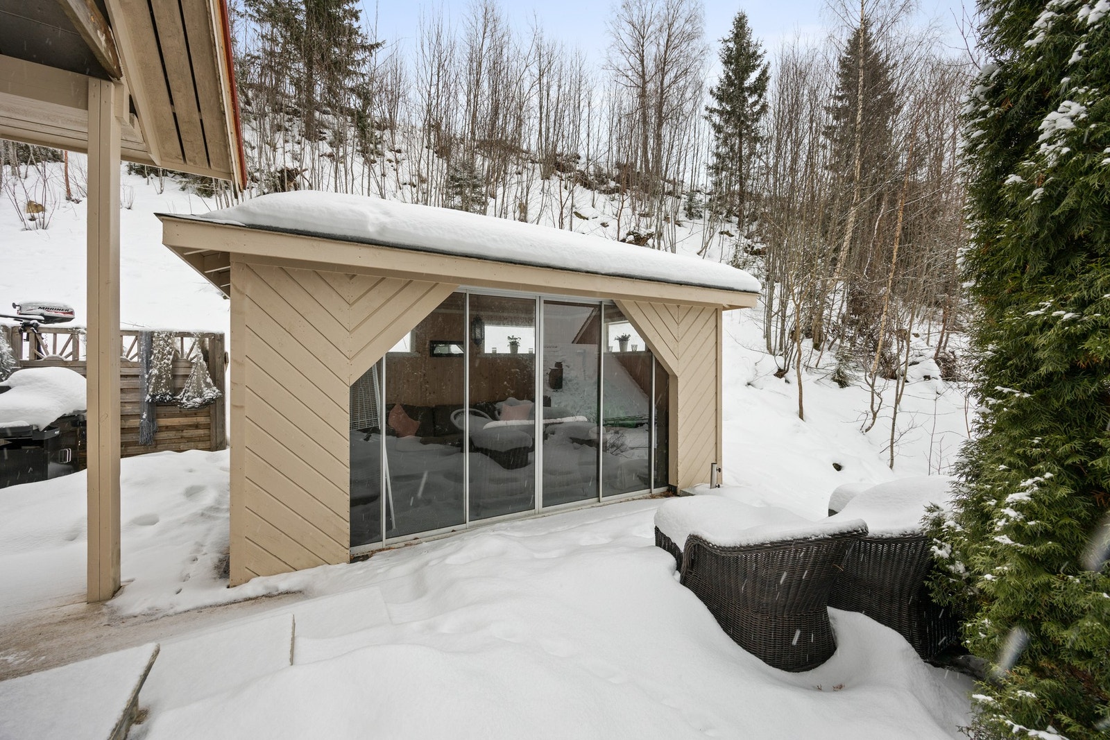 Fra terrassen er det adkomst ut til hagestue på 11 kvm. Hagestuen står noe over tomtegrensen, og tiltaket er derfor søknadspliktig. Det er ingen avtale som foreligger ang. dette. Kjøper overtar ansvar og risiko for dette. Galleribilde