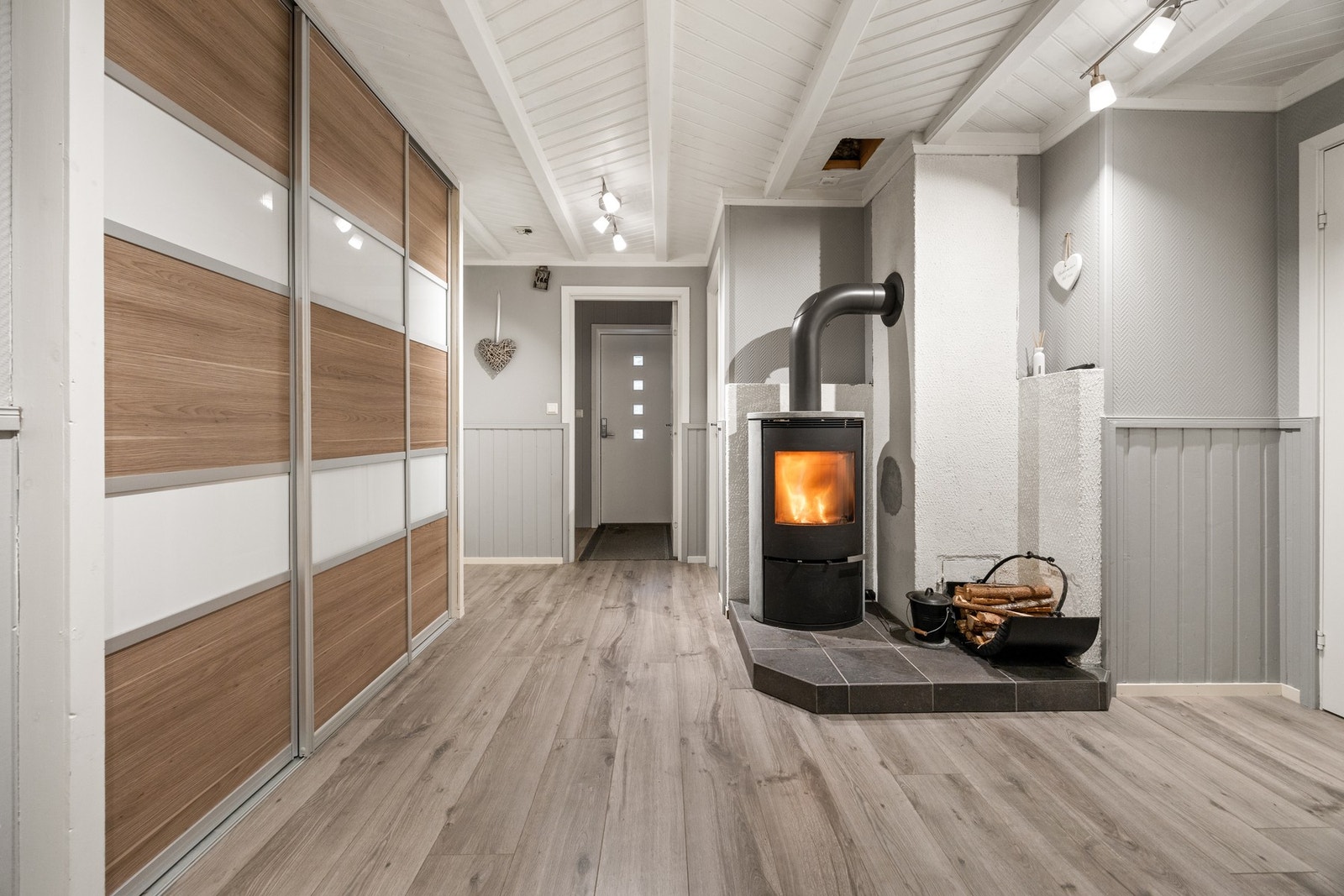 Gang - 17,5 kvm. Innredet med skyvedørsgarderobe. Klebersteinovn fra 2018. Galleribilde