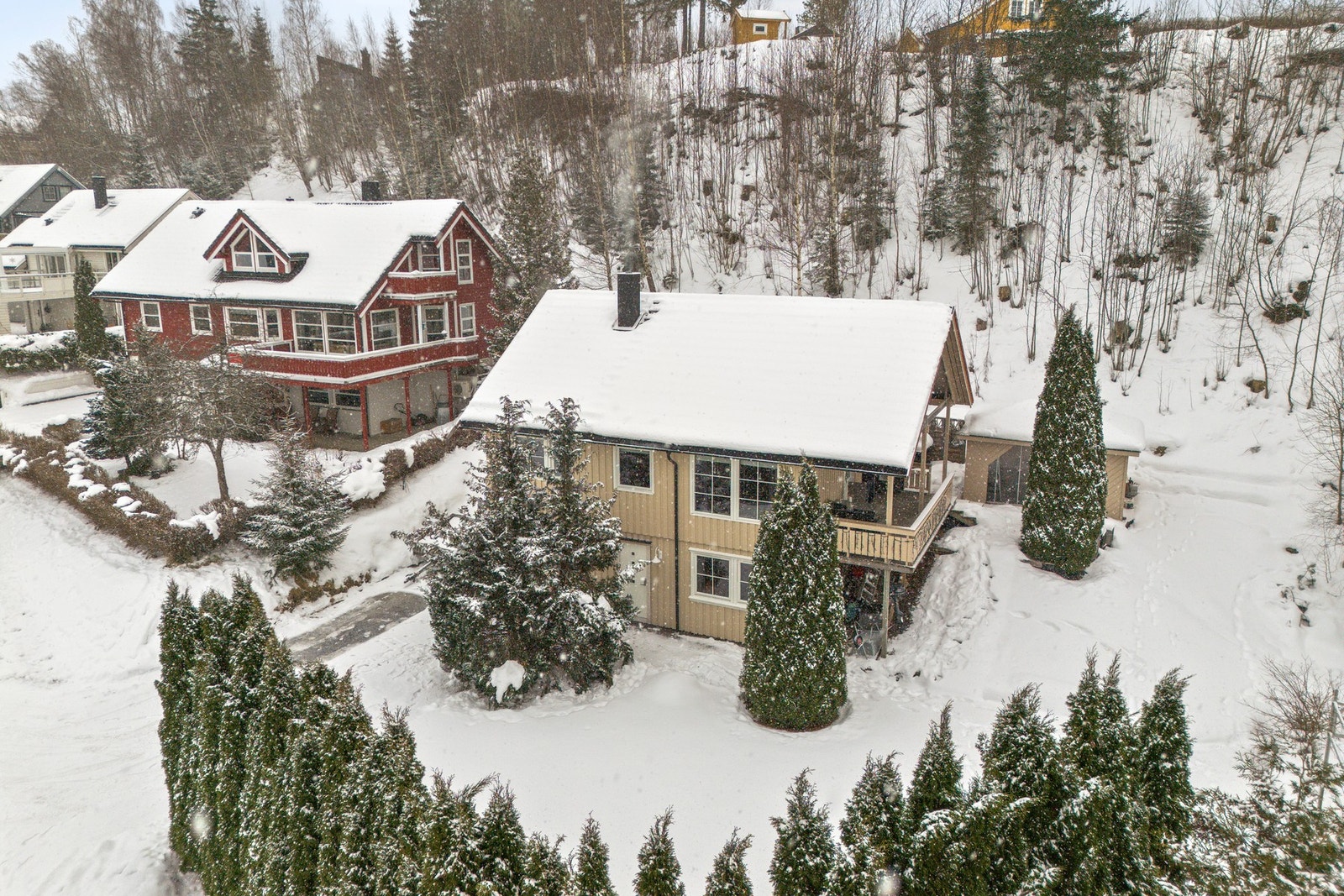 Tomten måler 616 kvm og har hekk som skjermer for innsyn Galleribilde