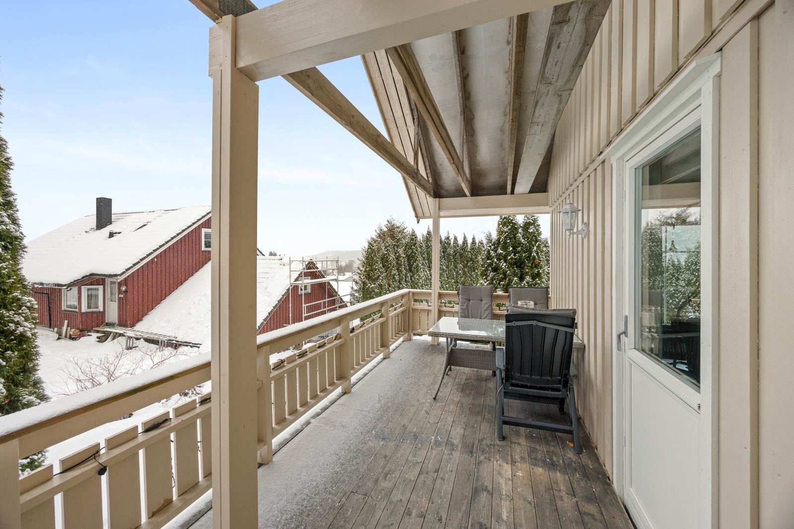 Fra stuen er det utgang til takoverbygd terrasse Galleribilde