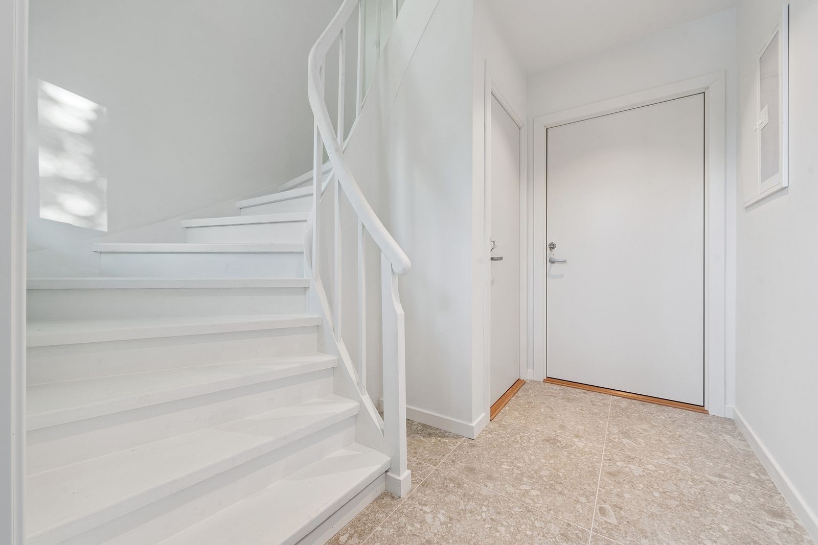 Delt inngang med leiligheten i første etasje. Galleribilde