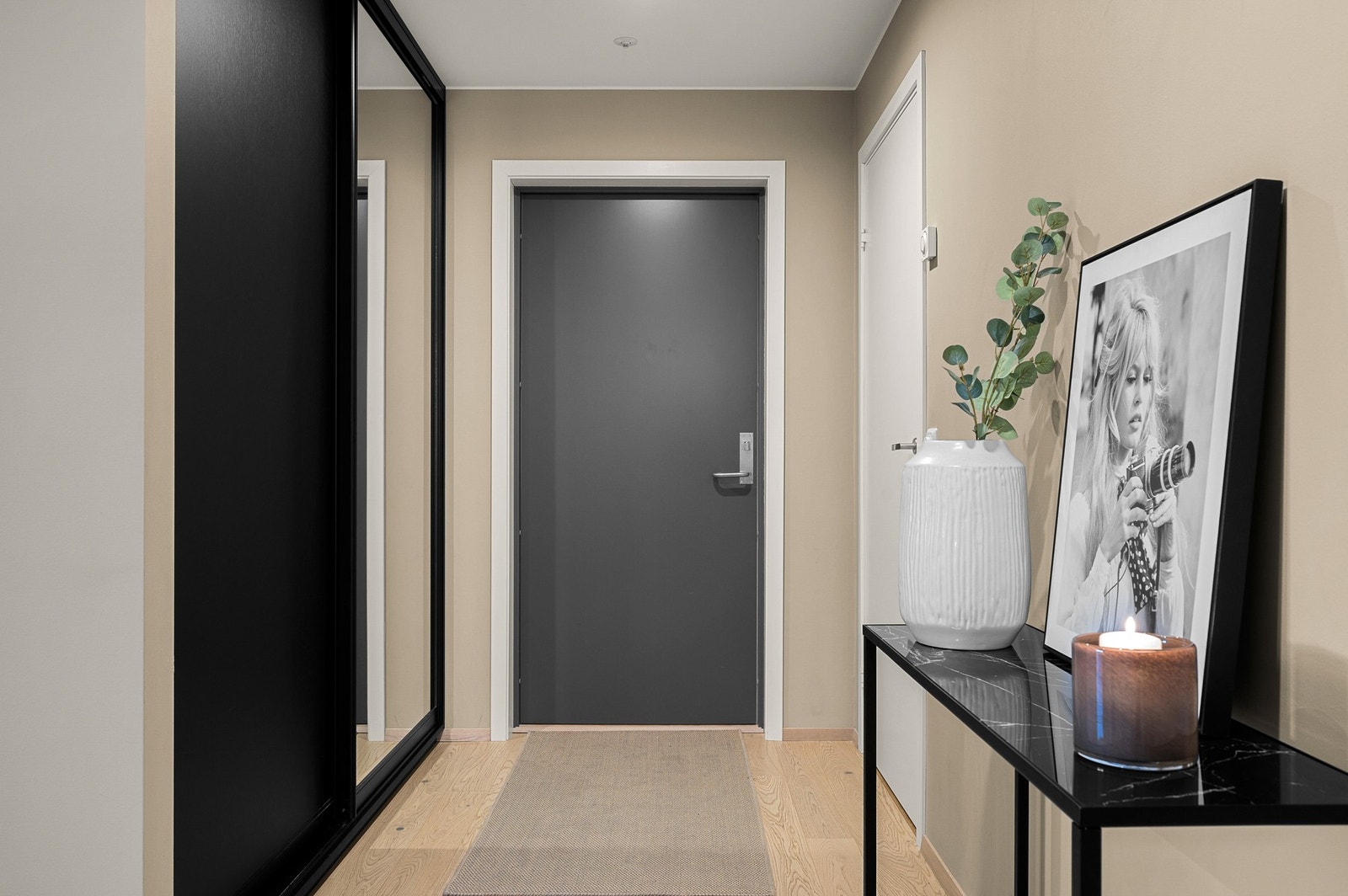 Inngangspartiet er romslig med garderobeløsning for å henge fra seg yttertøy og sko. Galleribilde