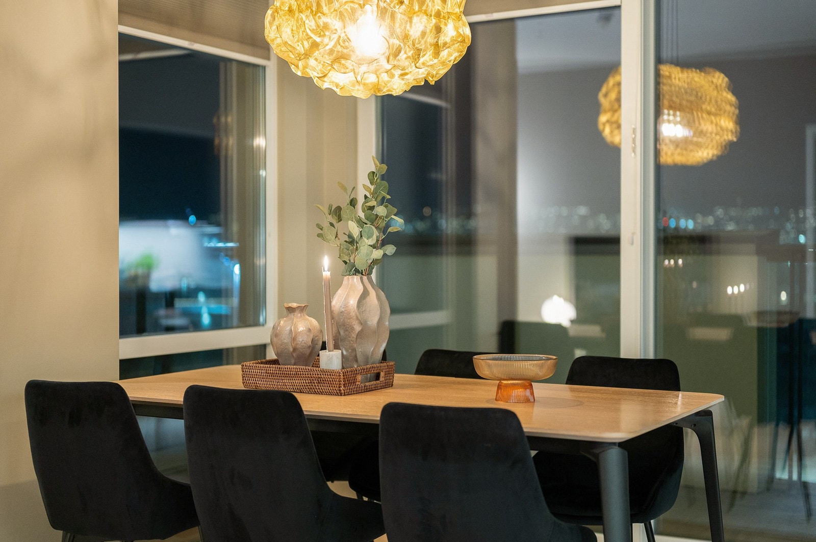 Fra spisestuen har man direkte utgang til boligens balkong. Galleribilde