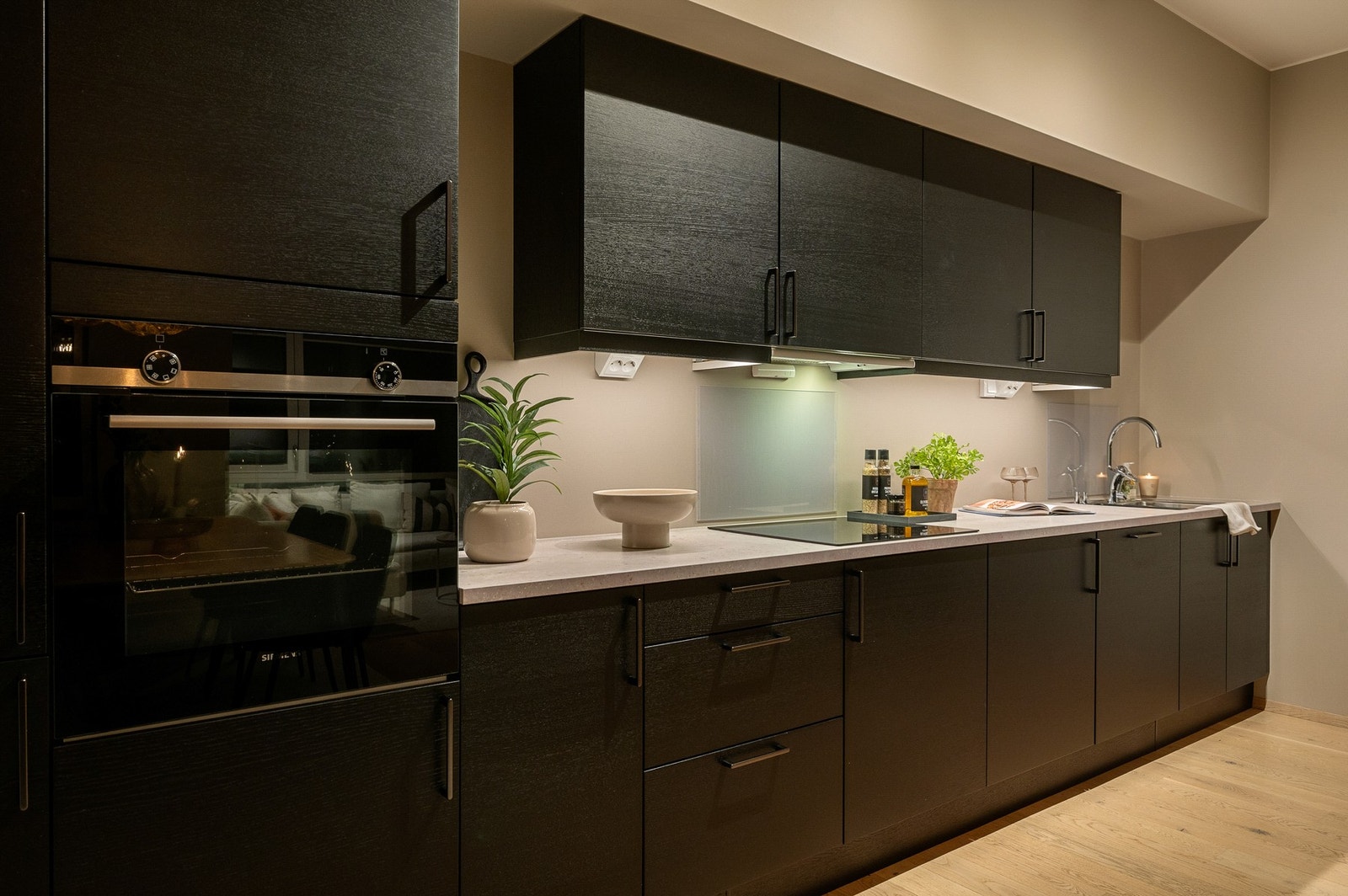 Boligen har et flott kjøkken fra HTH, med integrerte hvitevarer fra kvalitetsmerket Siemens. Galleribilde