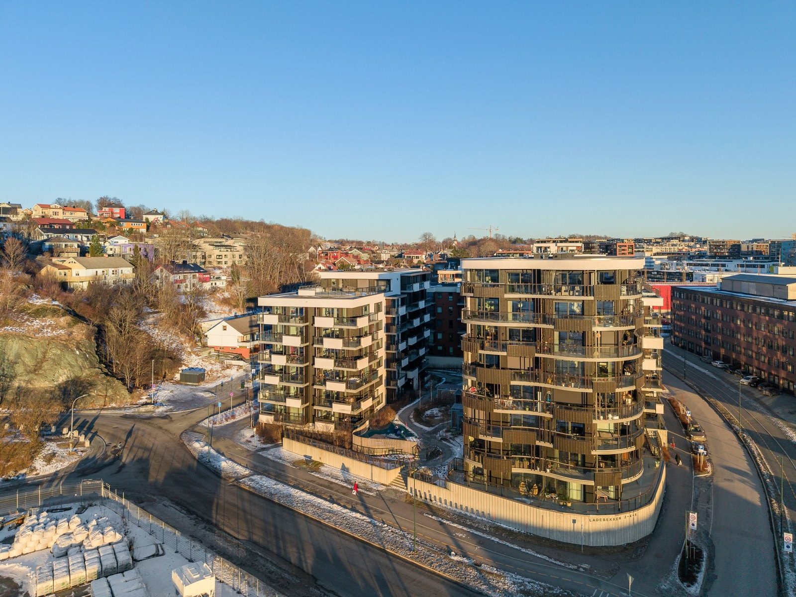 Området har moderne bebyggelse og har attraktiv beliggenhet med kort vei til sentrum av Trondheim. Galleribilde