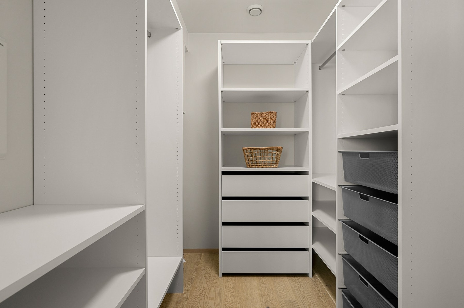 I tilknytning til hovedsoverommet har man et praktisk walk in closet for oppbevaring av klær. Galleribilde