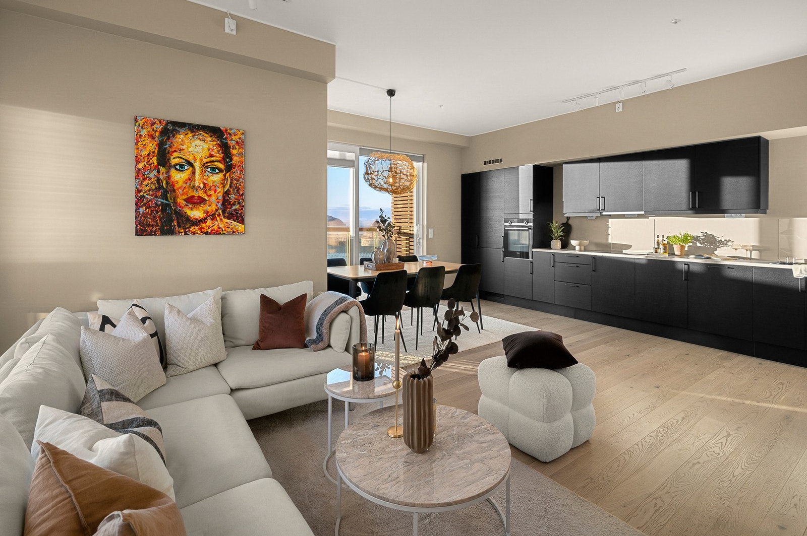 Store vinduer gir godt med lysinnslipp. Sammen med den gode takhøyden skaper dette en god romfølelse. Galleribilde