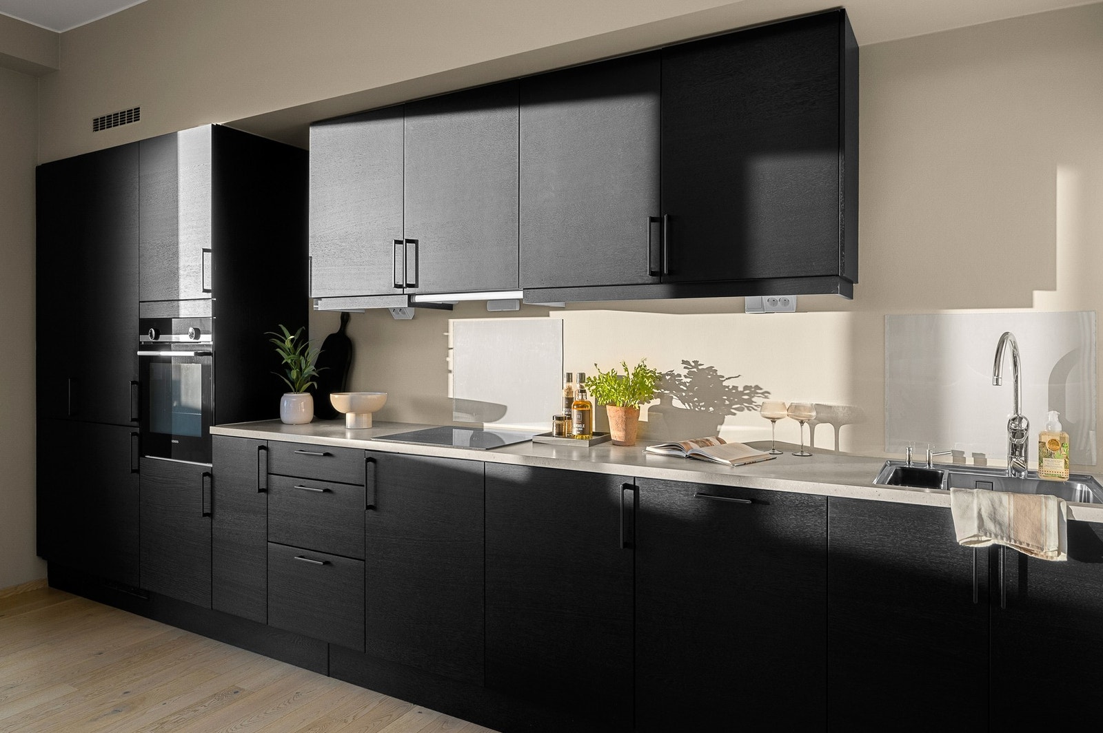 Kjøkkenet har et moderne utseende med flotte farger og gode materialvalg. Galleribilde