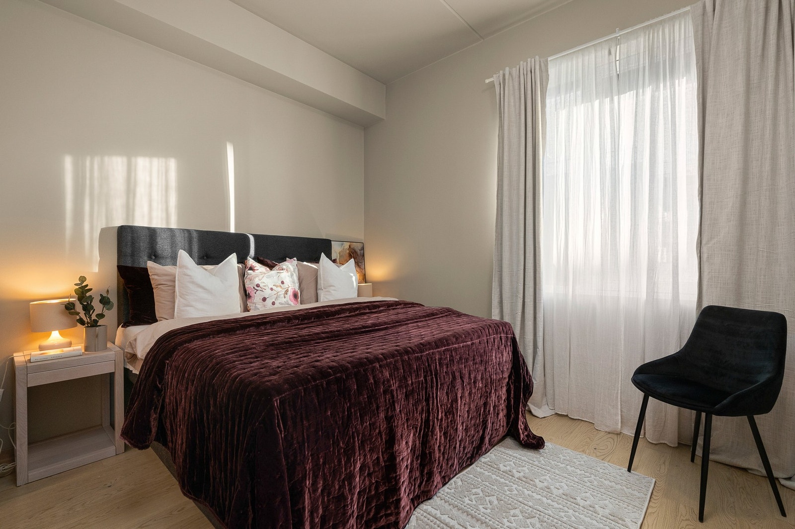 Hovedsoverommet er på 10,5 kvm. Her har man god plass til stor dobbeltseng og nattbord. Galleribilde