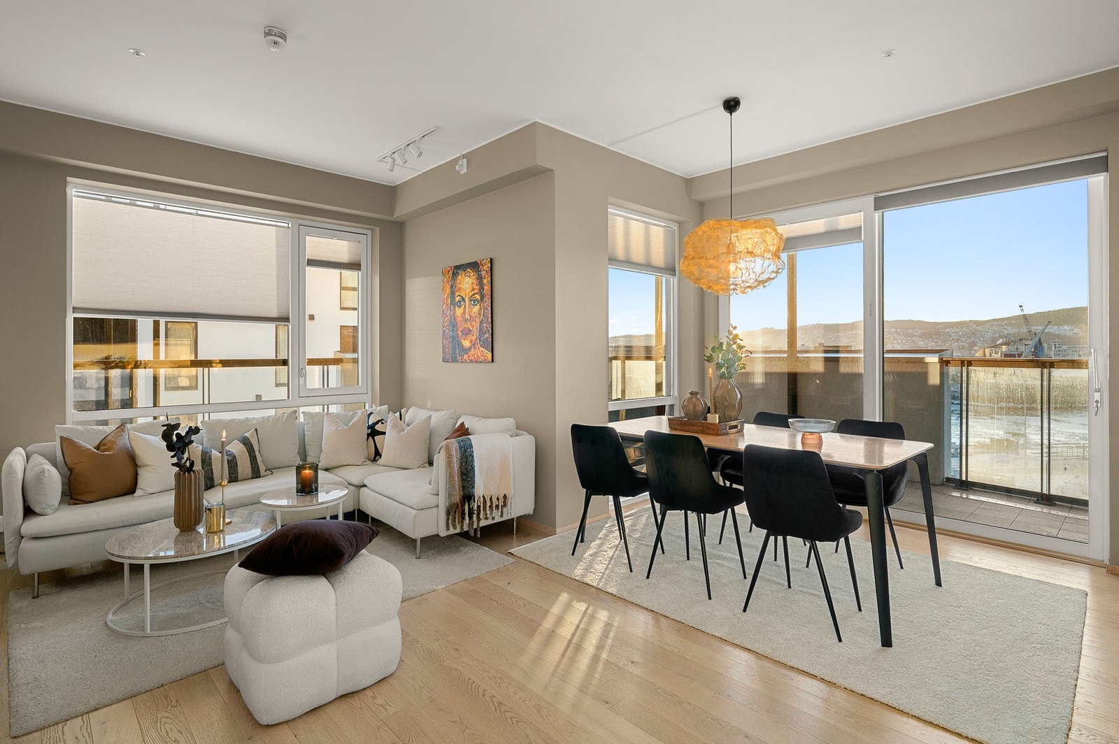 Spisegruppe naturlig plassert ved stue/kjøkken. Galleribilde