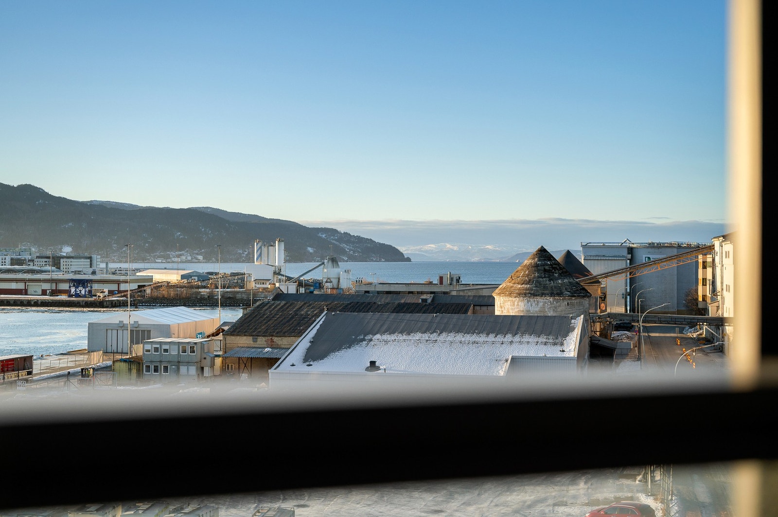 Leiligheten ligger rett ved Havet. Her er det både konserter, samt at det er muligheter for bading og badstue året rundt. Galleribilde