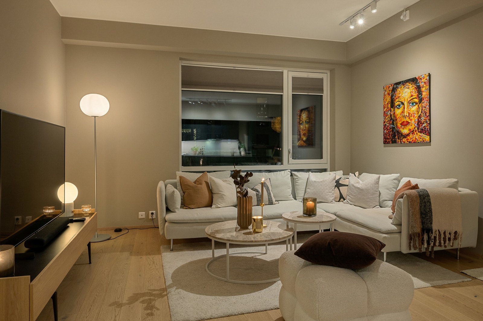 Lysskinne i himling gir god belysning på kvelder. Galleribilde