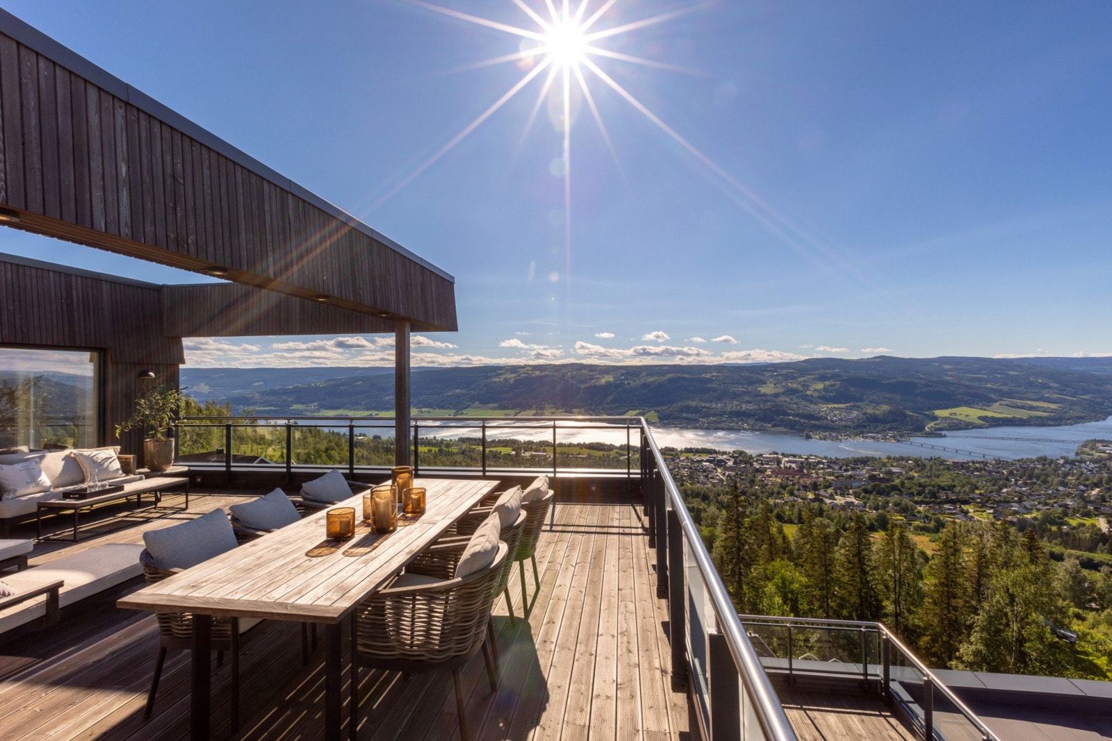 Leiligheten har en formidabel utsikt over Lillehammer, Mjøsa og omkringliggende omeråder. Galleribilde