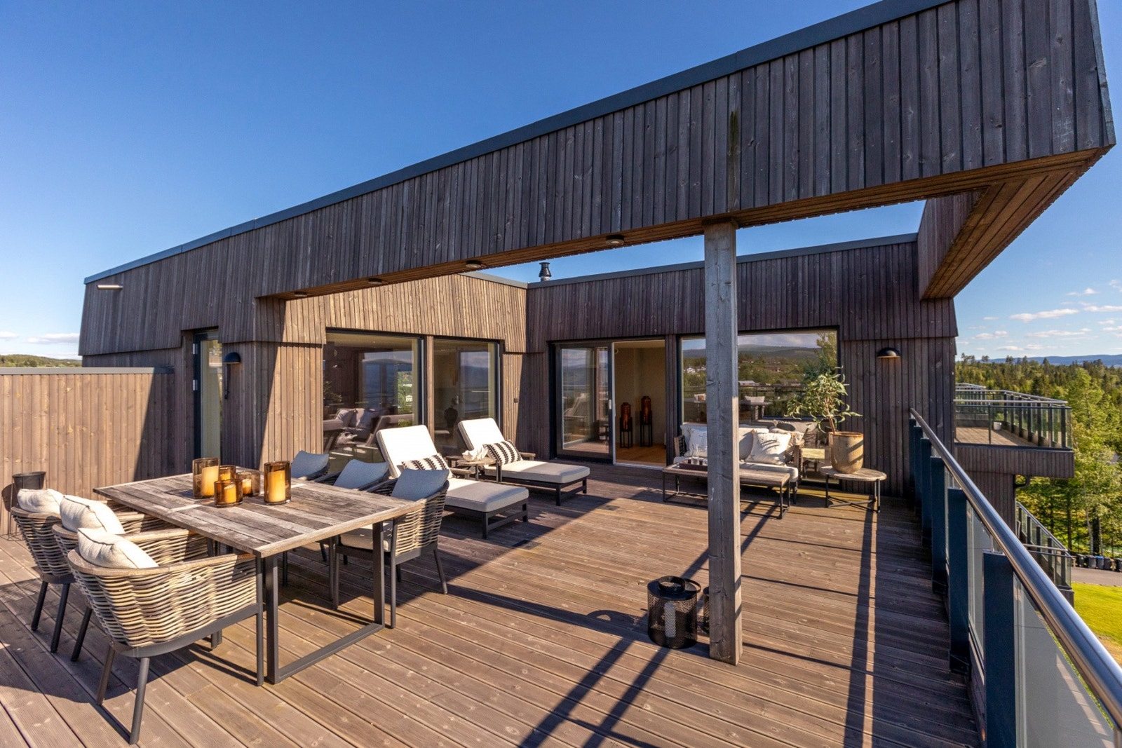 Godt med uteplass - meget solrik leilighet med flott utsikt Galleribilde