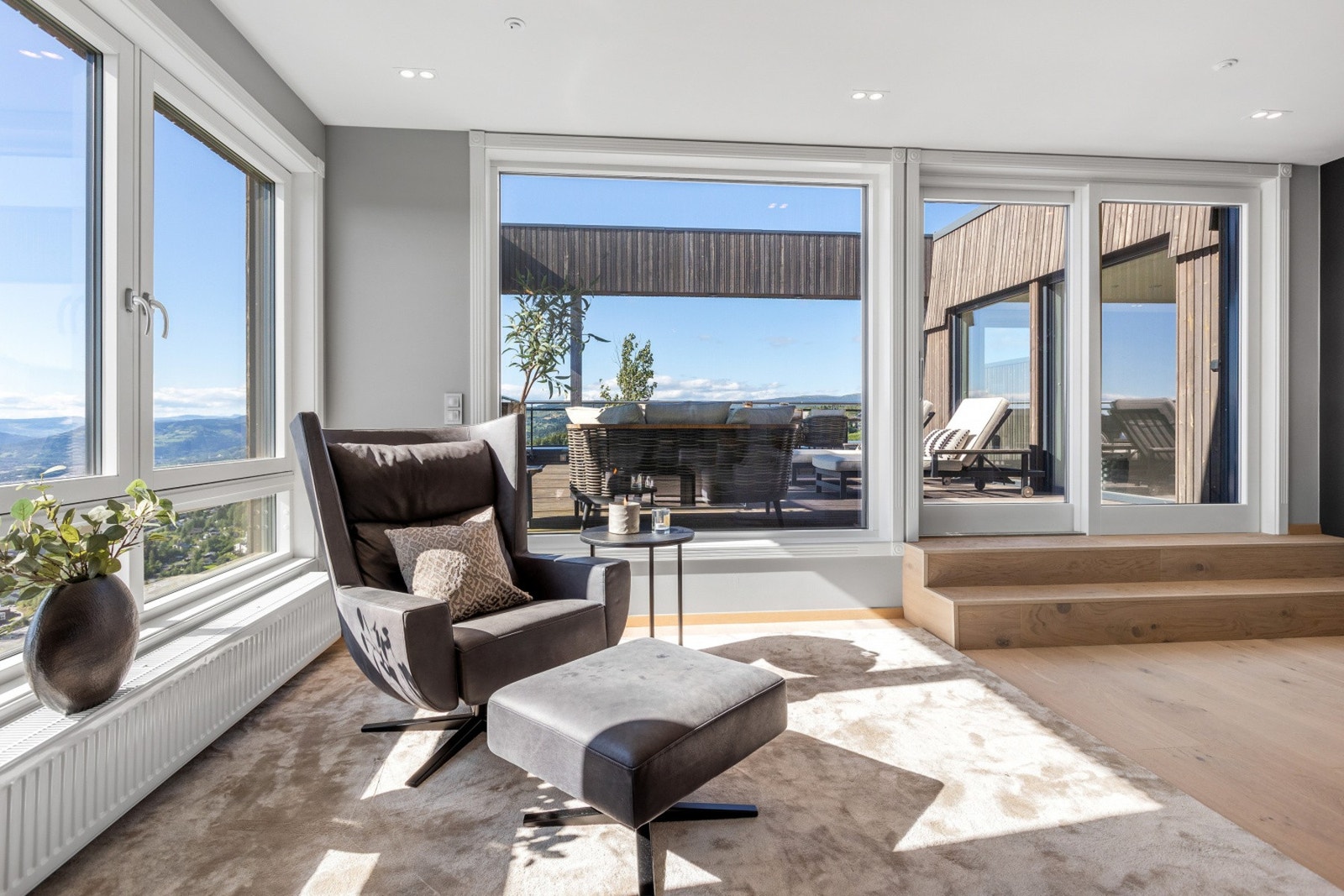 Store vindusflater og fantastisk utsikt og solforhold! Galleribilde