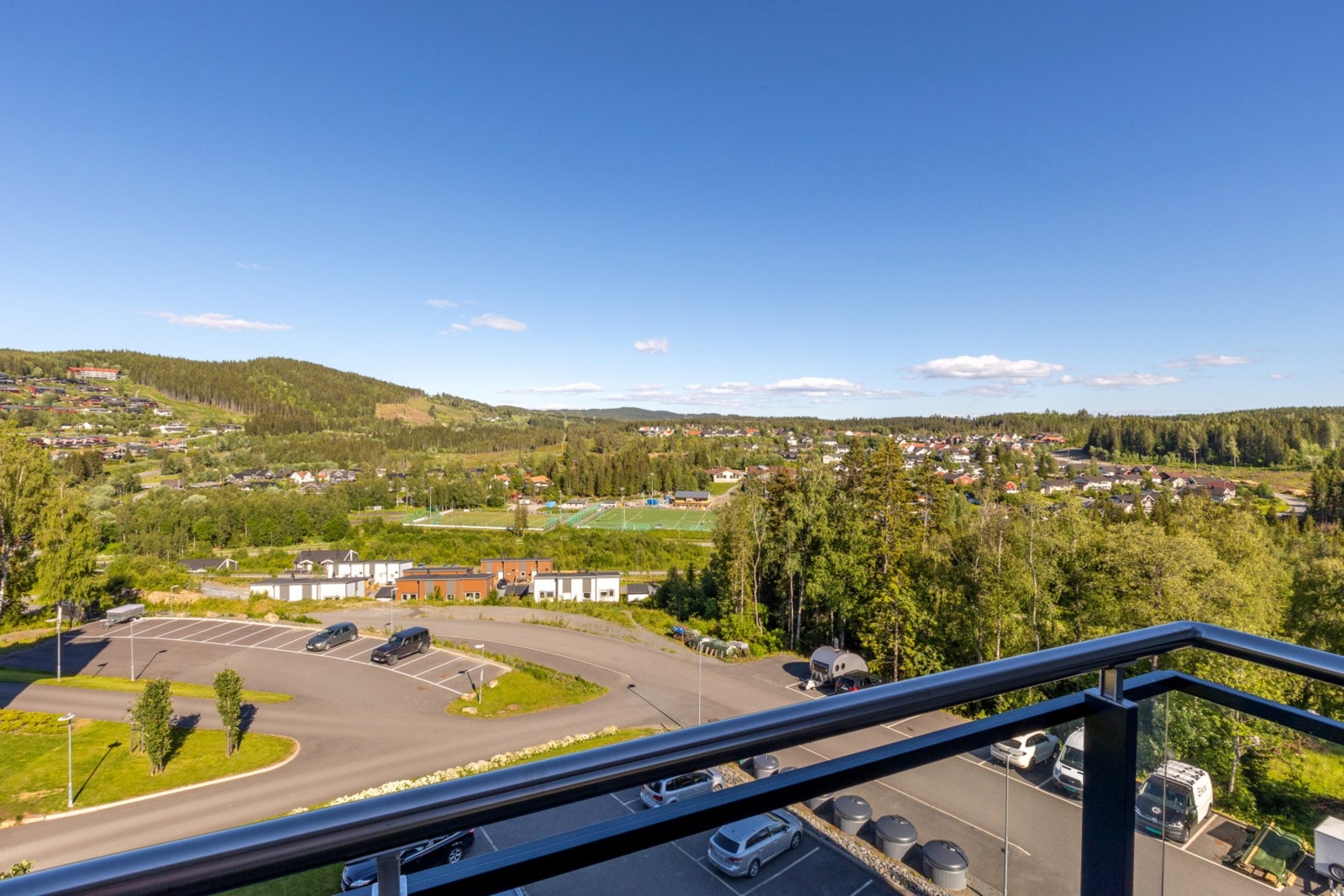 Fra balkongen er det nydelig utsyn mot Røyslimoen med idrettsplass og boligfeltet. Galleribilde