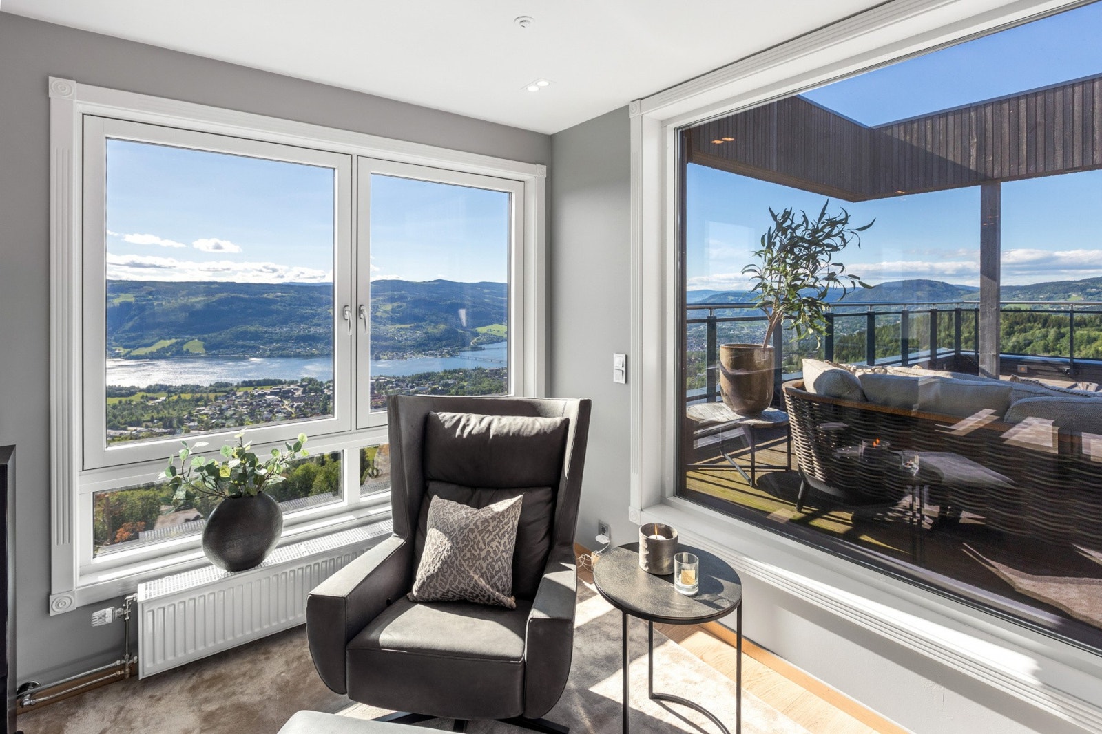 Store vindusflater og fantastisk utsikt og solforhold! Galleribilde