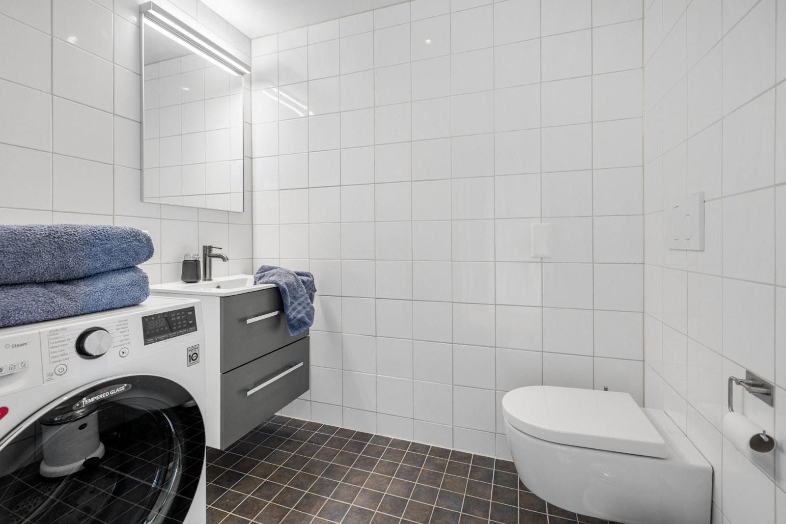 Gjestebadet har inngang fra entre. Ny baderomsinnredning, Galleribilde