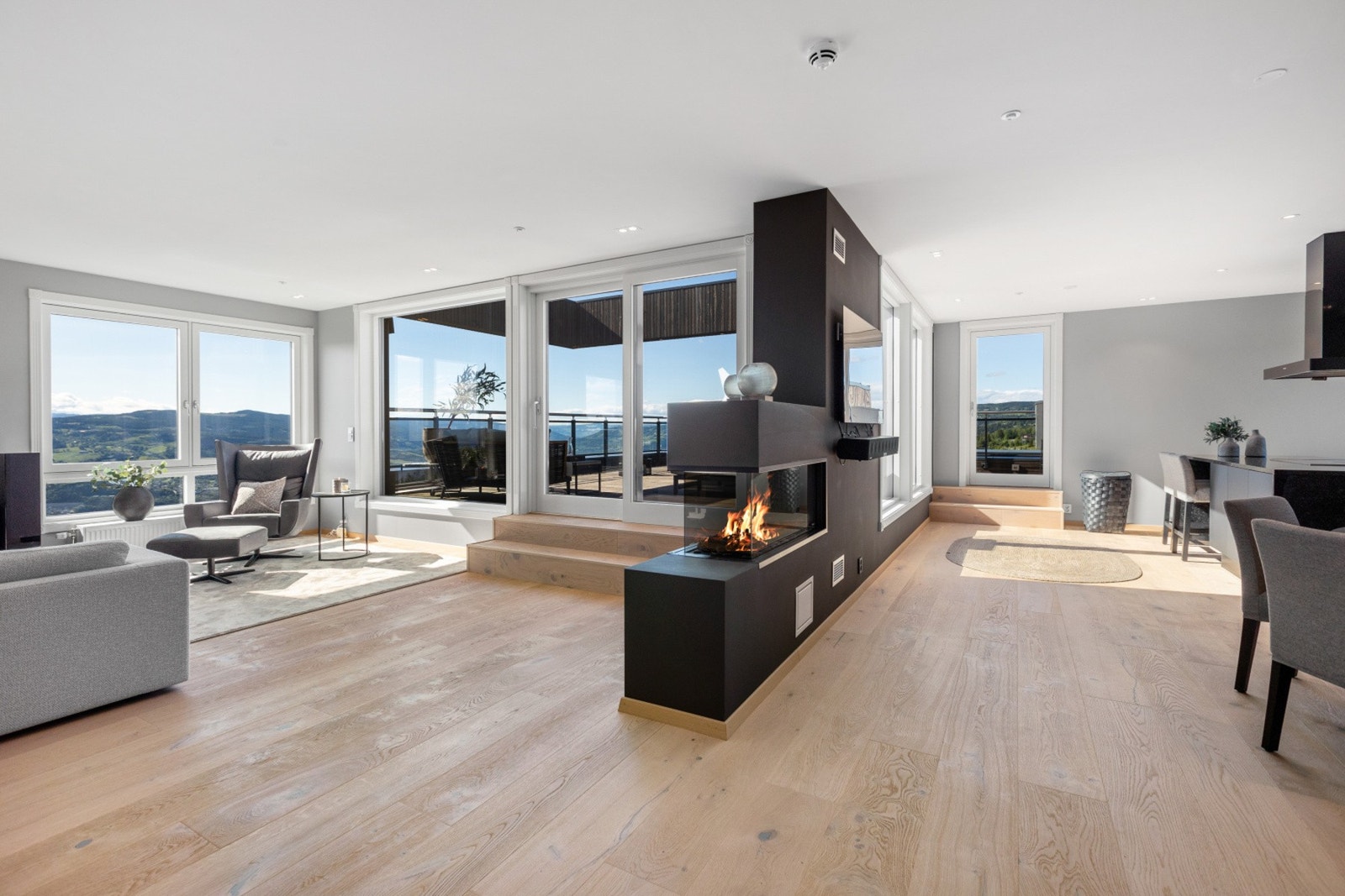 Flott, åpen og luftig stue med store vindusflater. Galleribilde