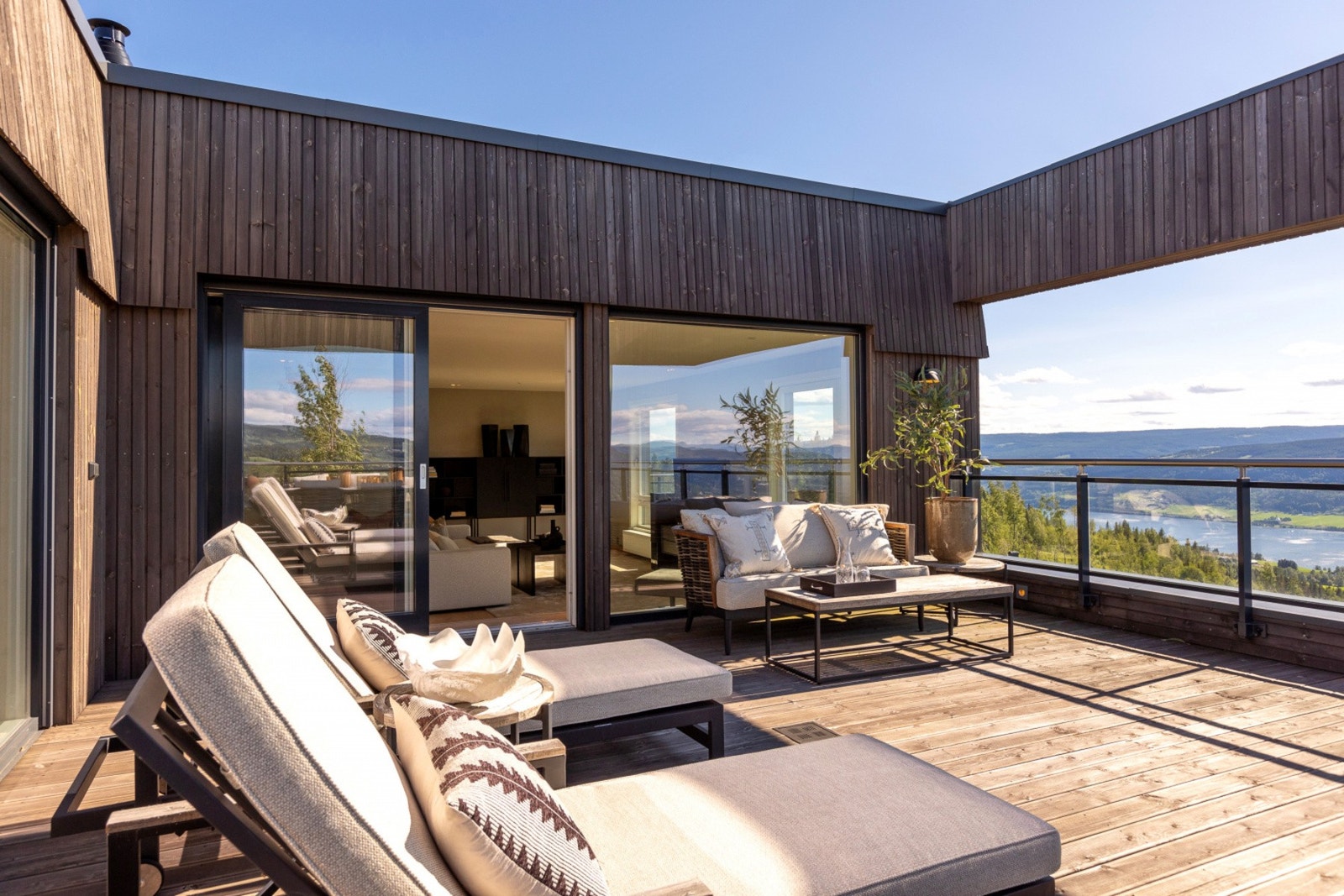 Utgang til terrassen fra stue via glassskyvedør. Galleribilde