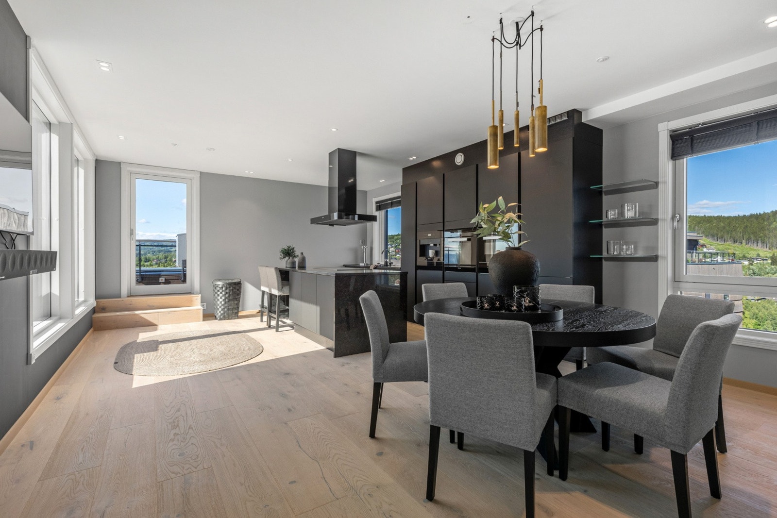 Lekkert kjøkken med praktisk arbeidsøy med innebygget koketopp. Galleribilde