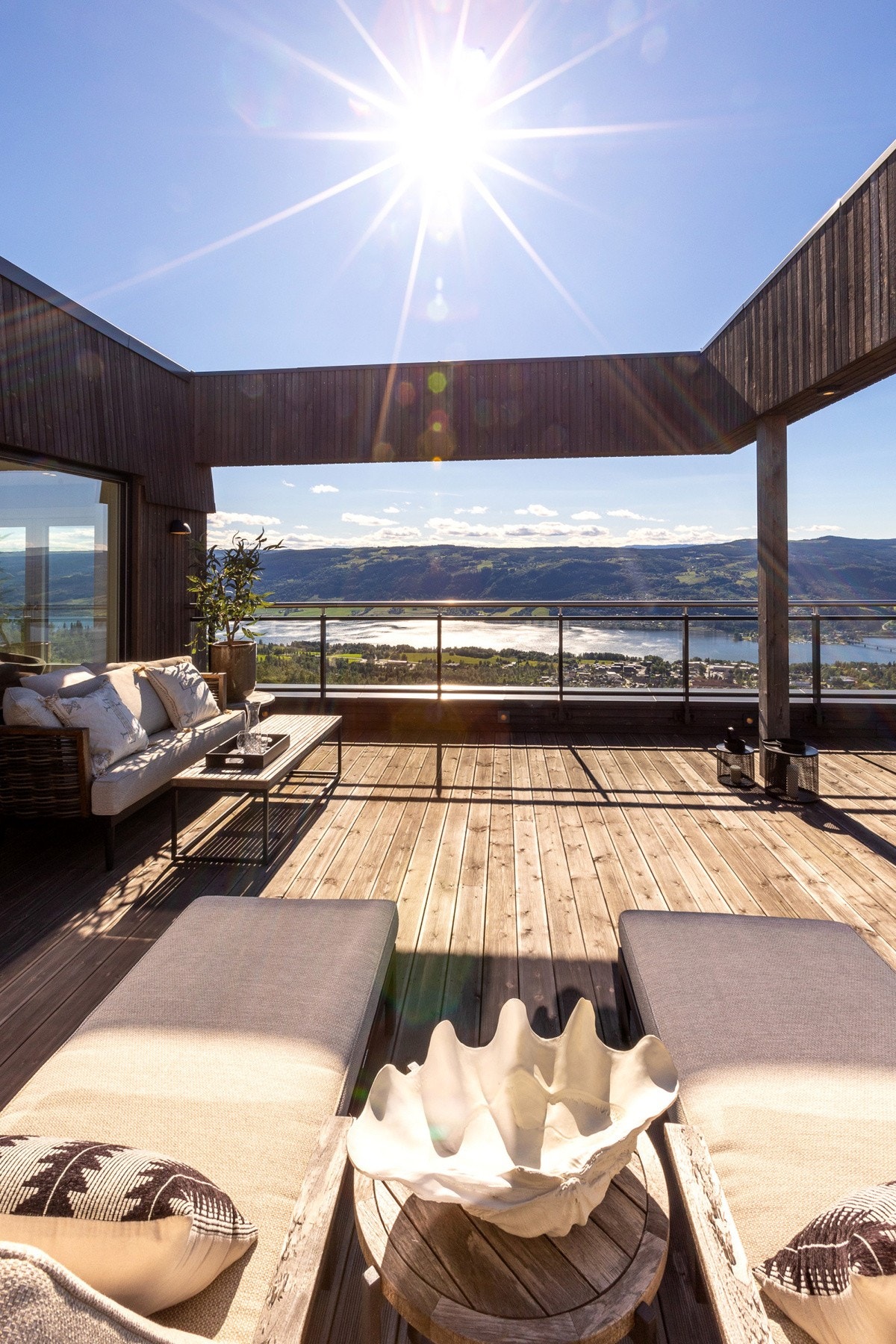 Leiligheten har en flott solgang fra morgen til sen kveld. Galleribilde