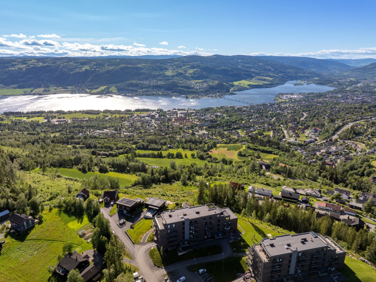 På Solhøgda er du "Kongen på haugen" med en fantastisk panoramautsikt utover byen. Denne leiligheten ligger helt på toppen av byggetrinn I og har en stor og usjenert takterrasse som må oppleves! Galleribilde
