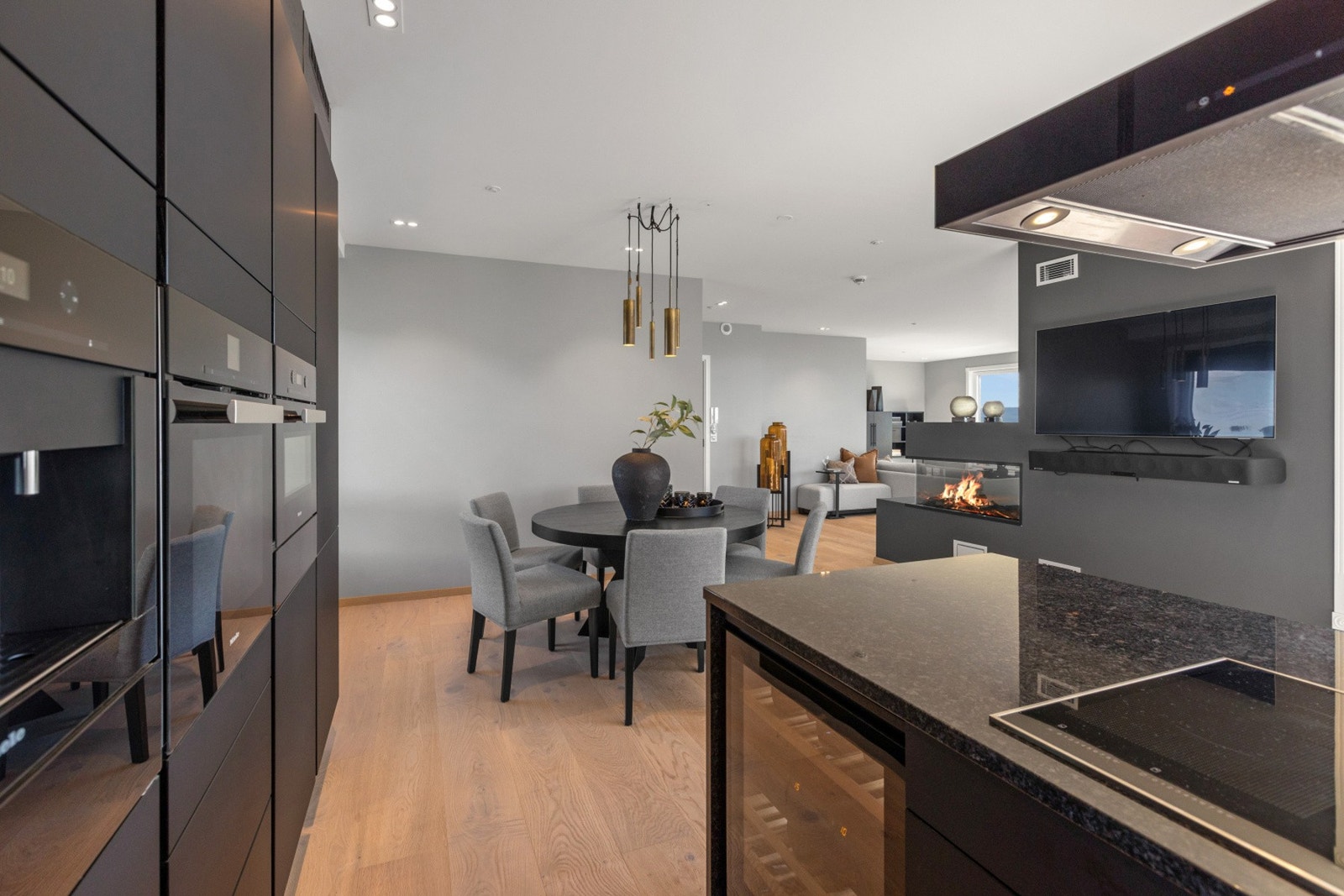 Innredning med meget bra kvalitet. Kjøkkenet er leilighetens smykke og har toppkvalitet også på de innebygde hvitevarene. Galleribilde