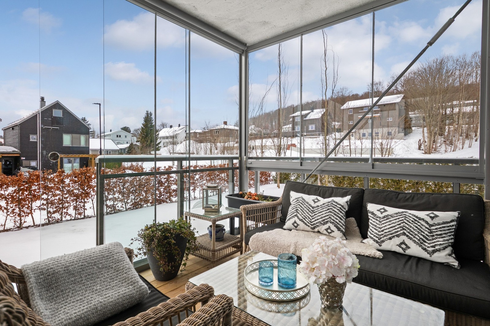 God plass til sittegruppe og beplantning skaper en hyggelig uteplass. Galleribilde