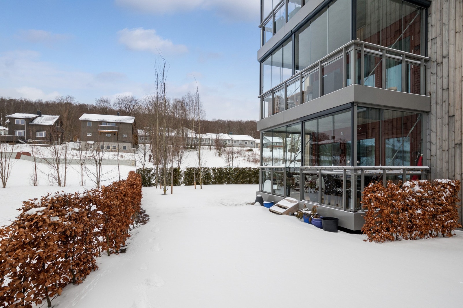 Store vindusflater gir et lyst og innbydende uttrykk. Galleribilde