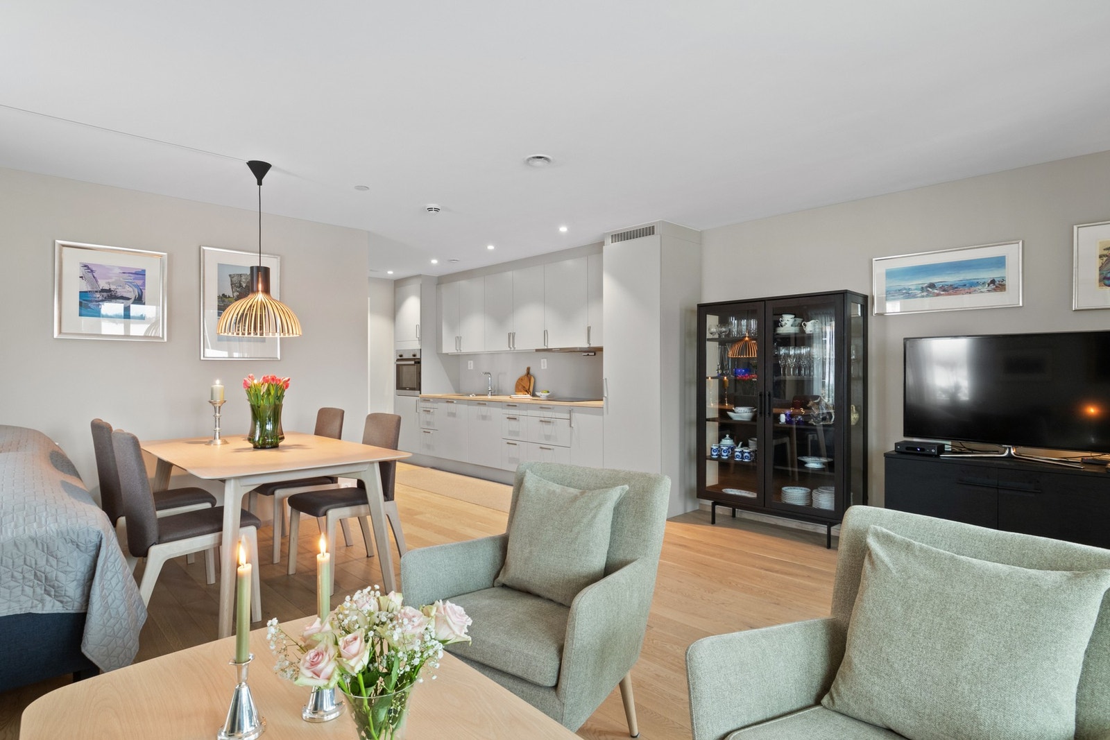 Her ligger alt til rette for både hverdagsmiddager og hyggelige sammenkomster. Galleribilde