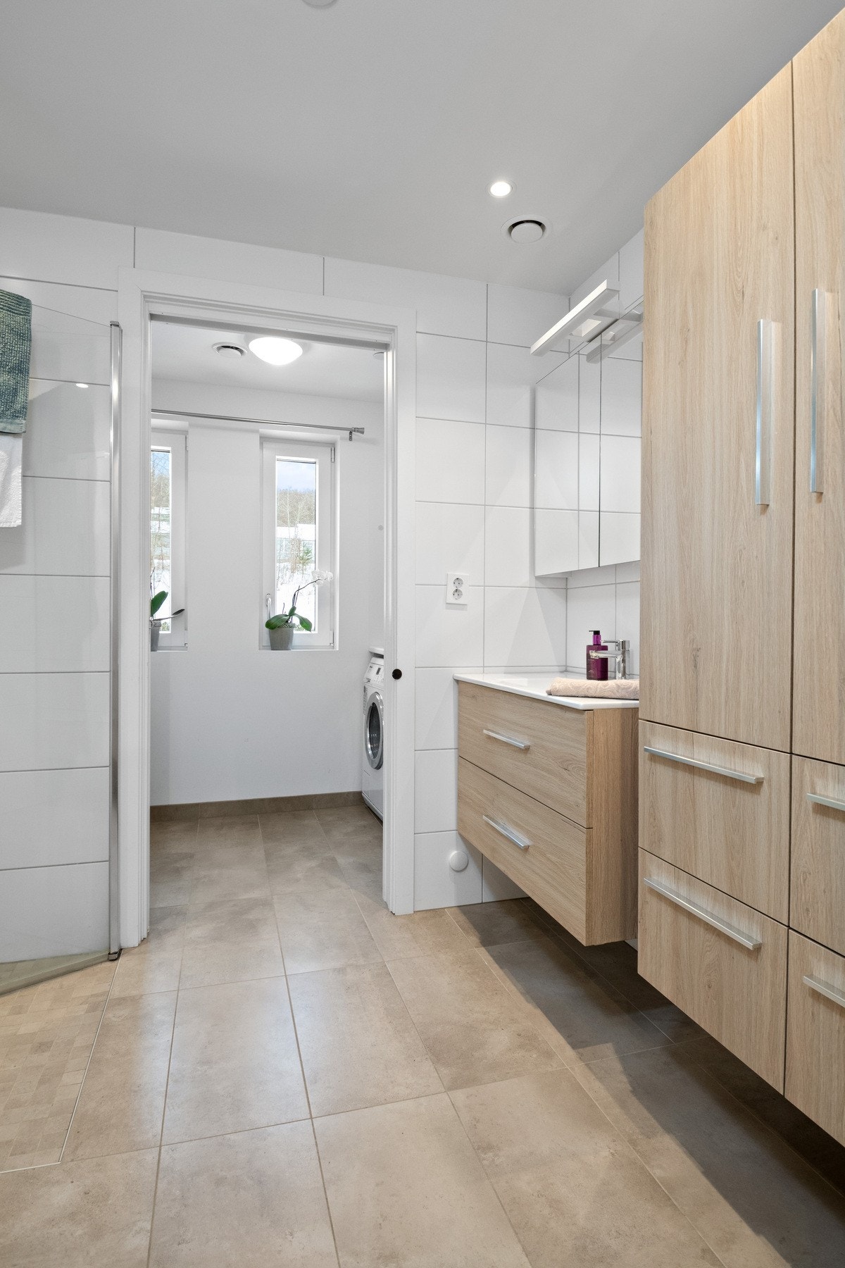 Badet er utstyrt med dusjløsning, servant med underskap og god oppbevaringsplass. Galleribilde