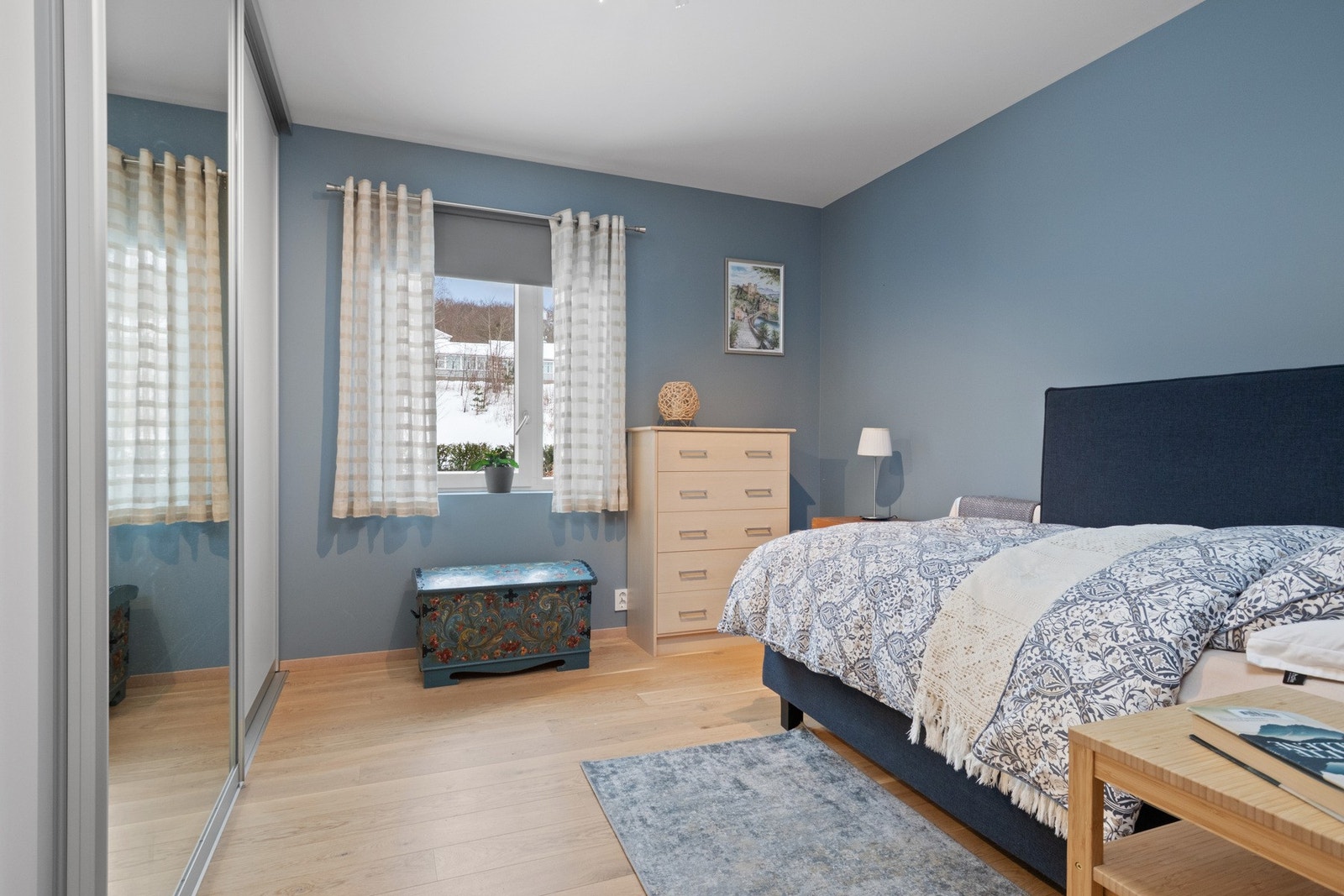 Romslig og rolig soverom med god plass til dobbeltseng og oppbevaring i garderobeløsning. Galleribilde