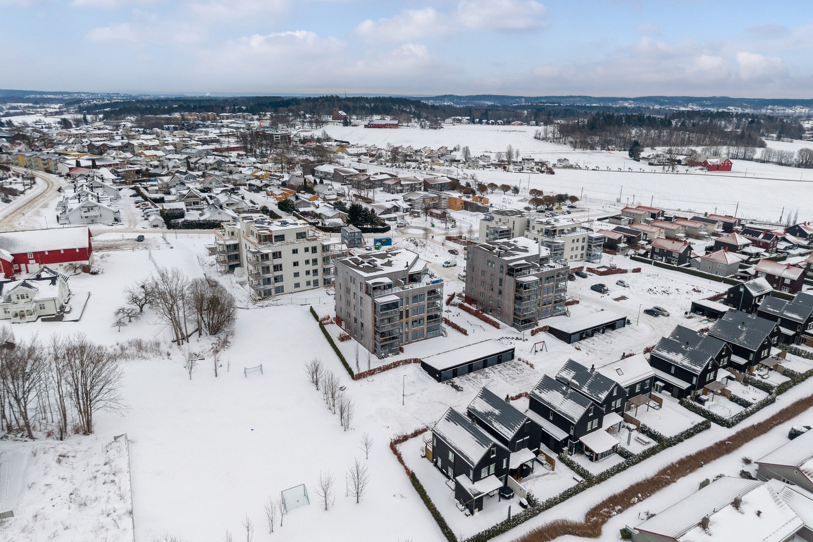 Eiendommen har en attraktiv og skjermet beliggenhet med pene fellesarealer rundt bygget. Galleribilde