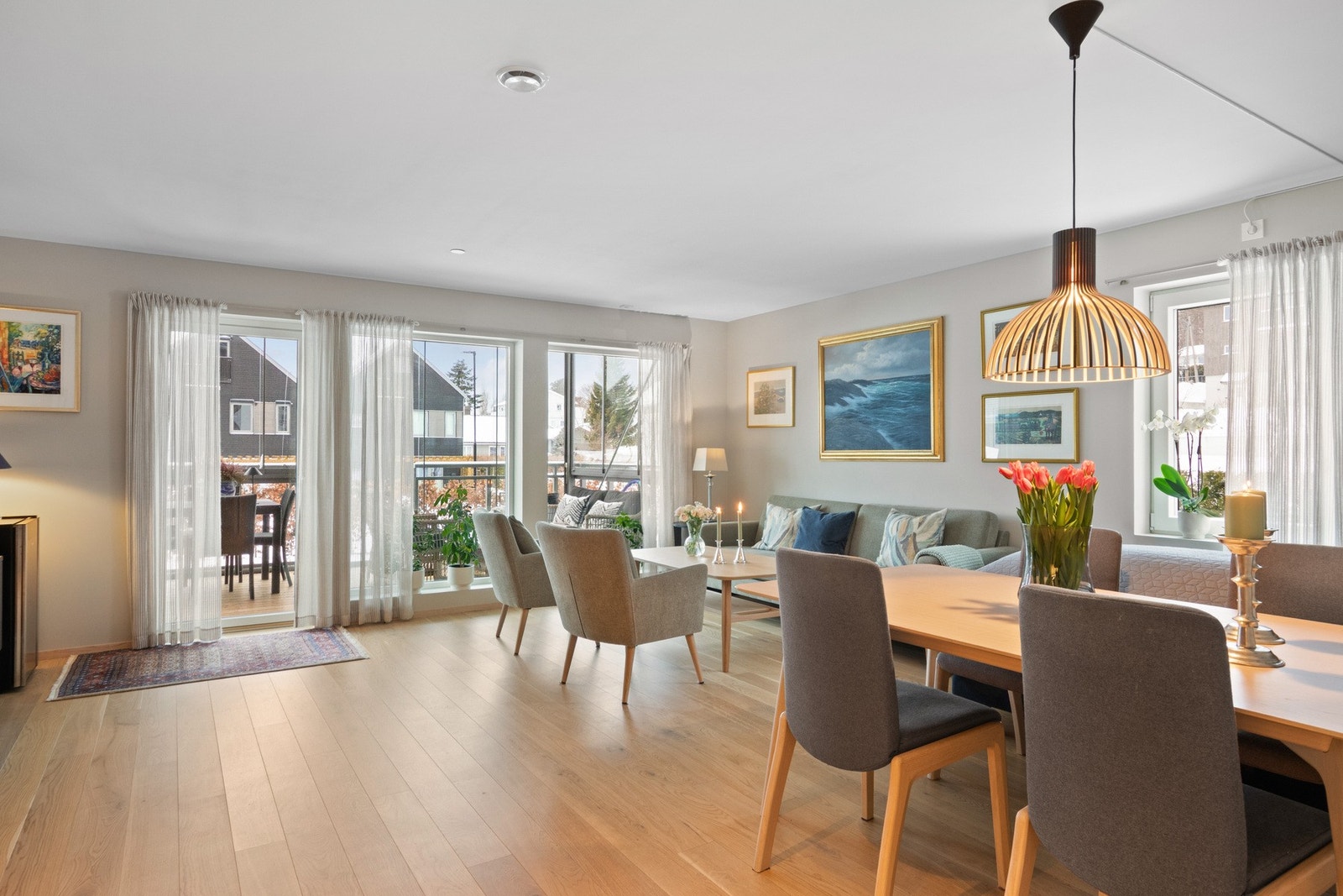 Romslig spiseplass i tilknytning til kjøkkenet med plass til stort spisebord. Store vinduer gir gode lysforhold og en hyggelig ramme rundt måltidene. Galleribilde