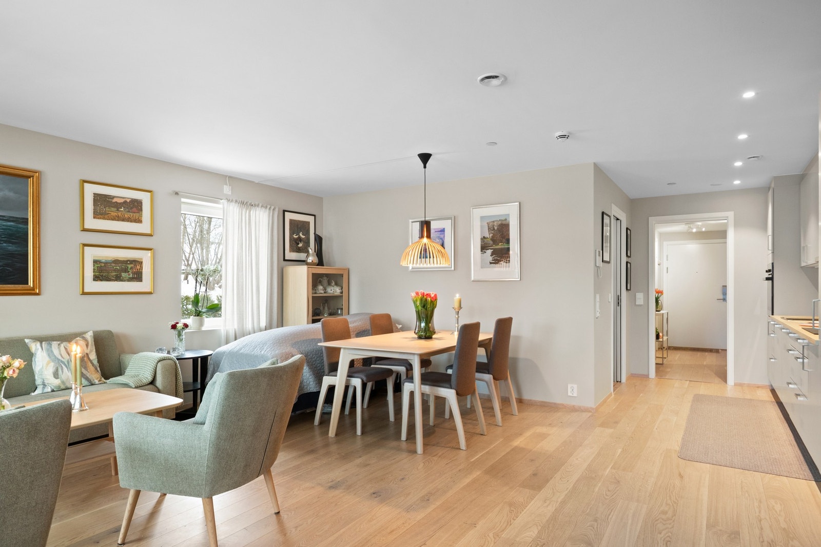 Åpen løsning mot kjøkken og spisestue gir en sosial og luftig atmosfære. Galleribilde