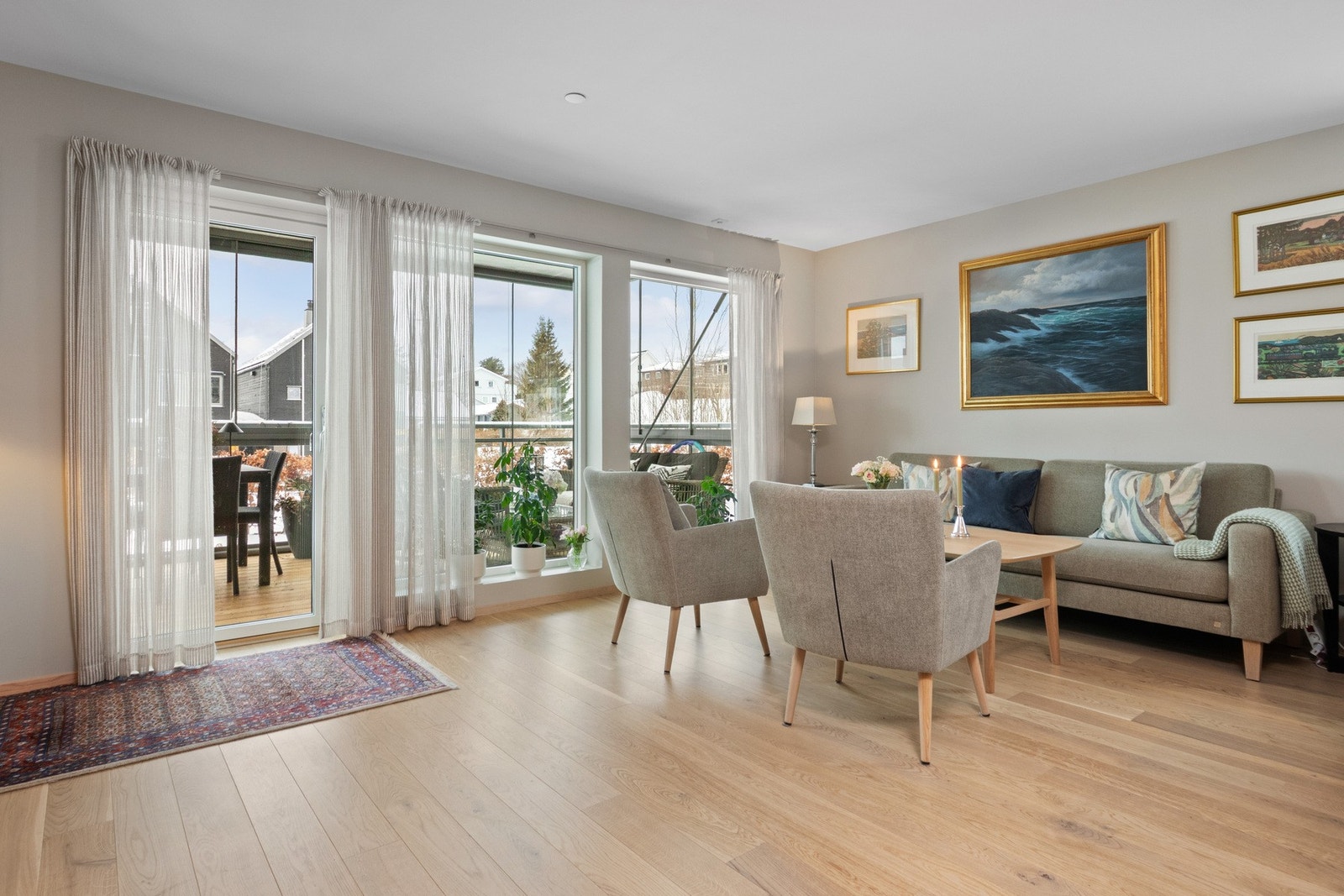 Lys og romslig stue med store vindusflater som slipper inn rikelig med naturlig lys, og utgang til veranda. Galleribilde