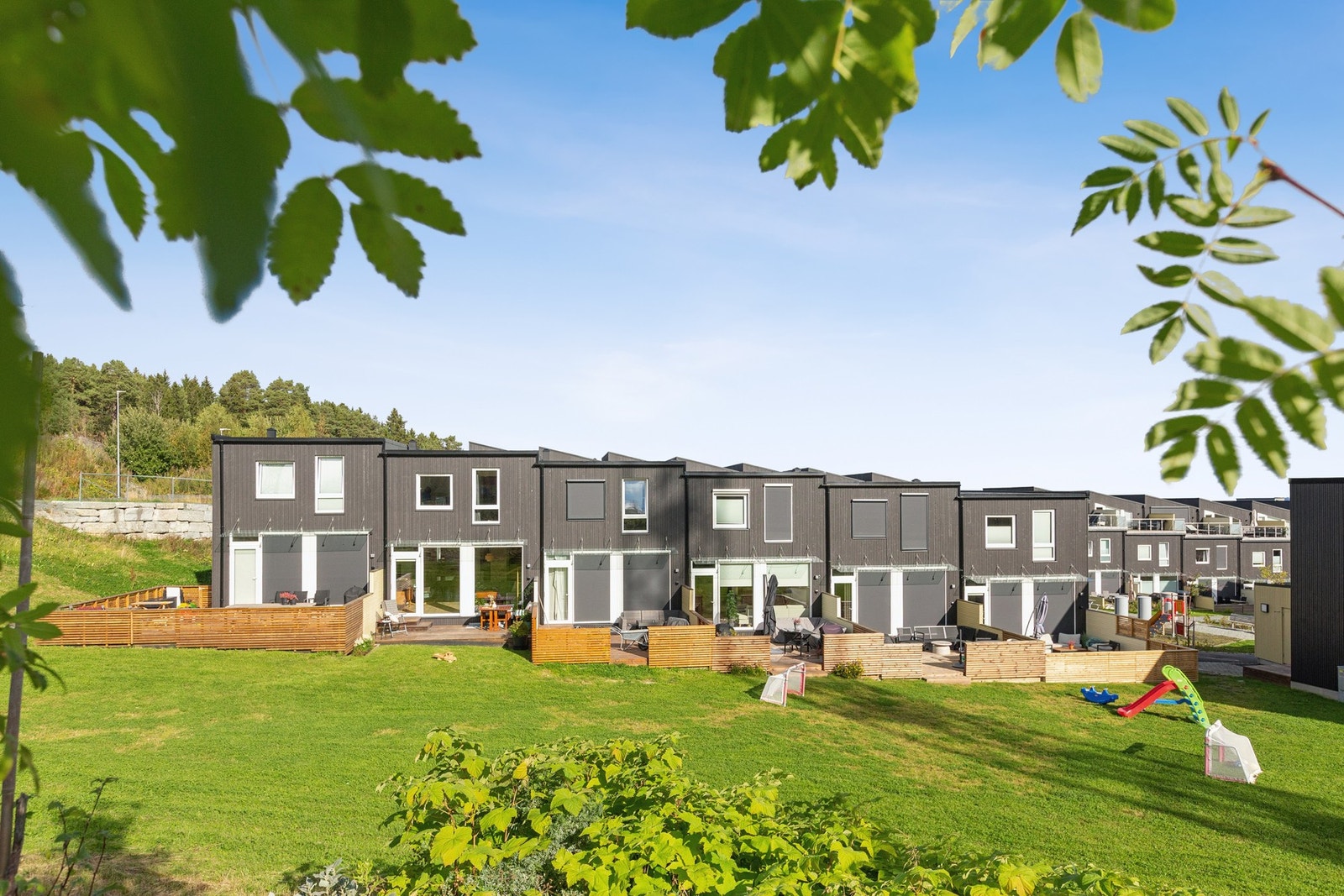 EIE eiendomsmegling ved Daniel Lanto og Karen Ulvan Ratdal har gleden av å presentere Bonesvegen 25B! foto: Robin Syrstad. Galleribilde