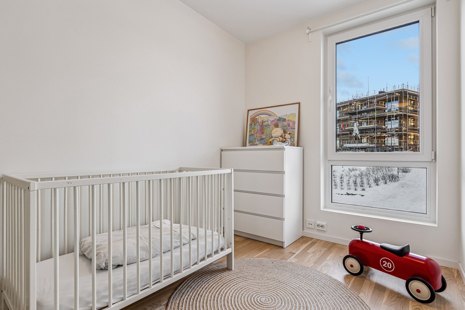 Soverom nr. 3 har gode lysforhold og plass til ønsket møblement. Galleribilde