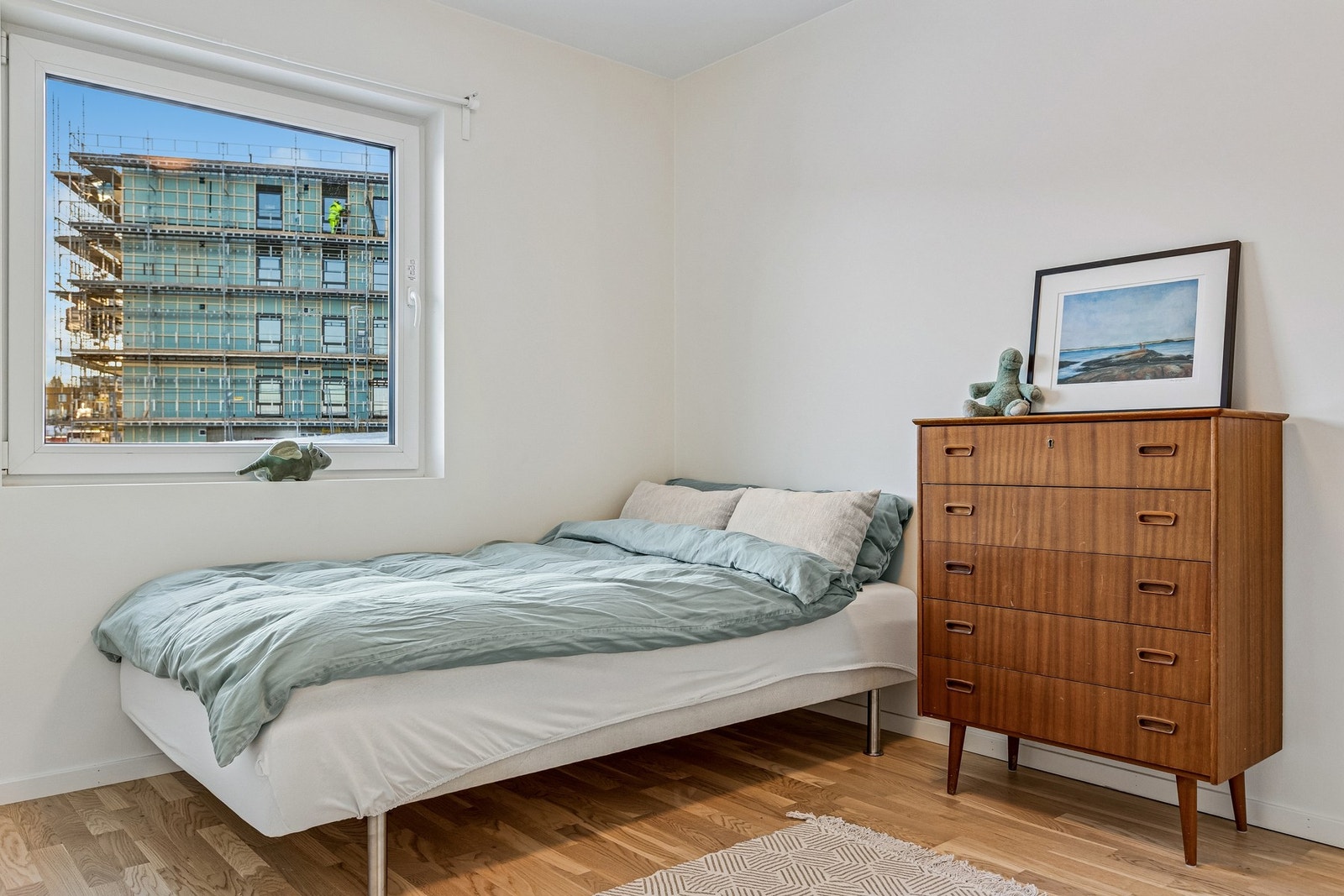 Soverom nr. 2 med plass til både seng og oppbevaringsmuligheter. Galleribilde