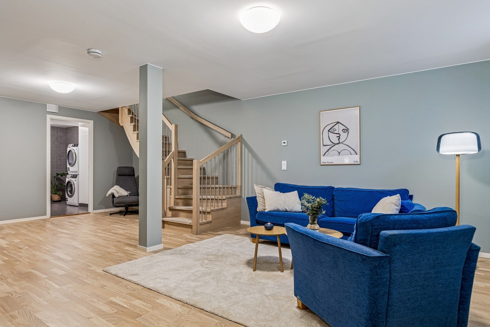 Kjelleren er innredet som en trivelig kjellerstue og gir ekstra bruksareal til boligen. Arealet er per i dag ikke formelt godkjent for varig opphold. Galleribilde