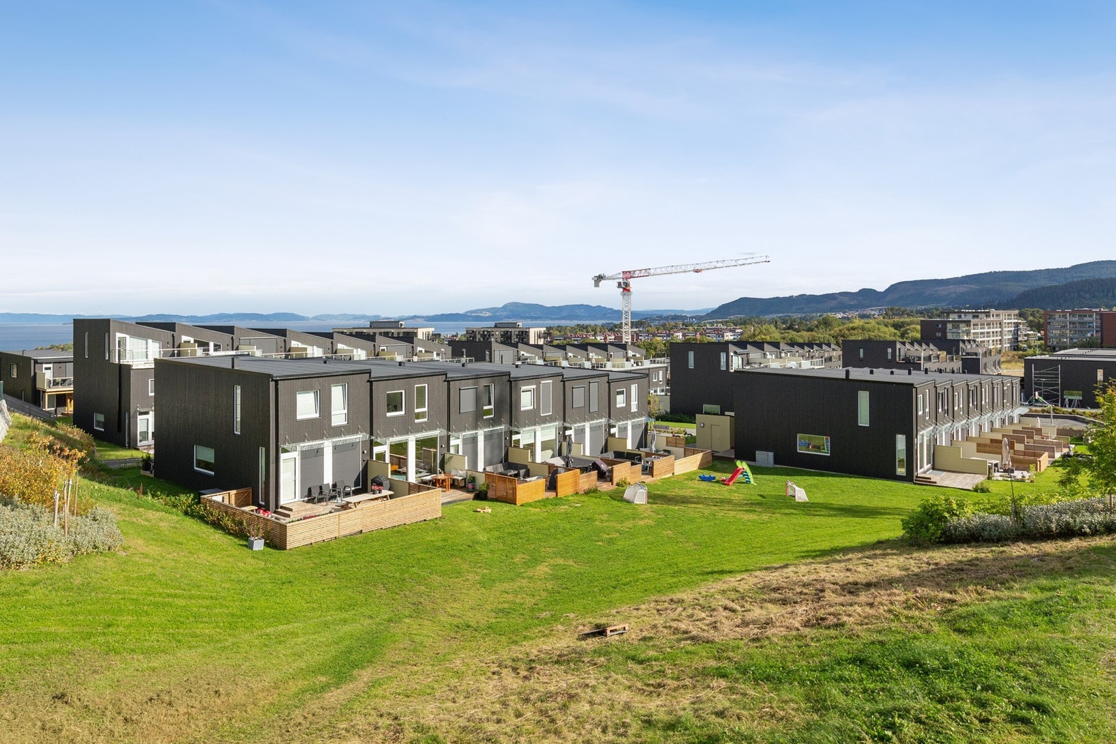 Boligen har direkte adgang til fellesområdet fra terrassen. Galleribilde