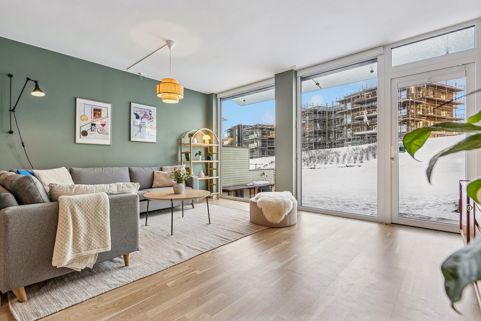 Lys og romslig stue med parkettgulv, gulvvarme og utgang til terrasse. Galleribilde