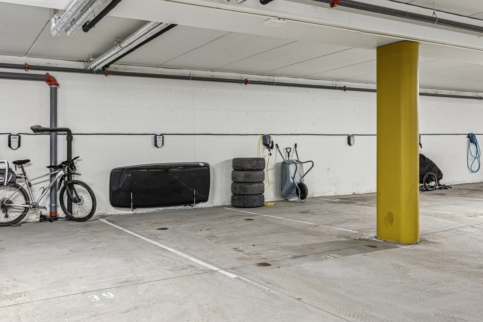 Boligen disponerer en parkeringsplass i p-kjeller. Galleribilde