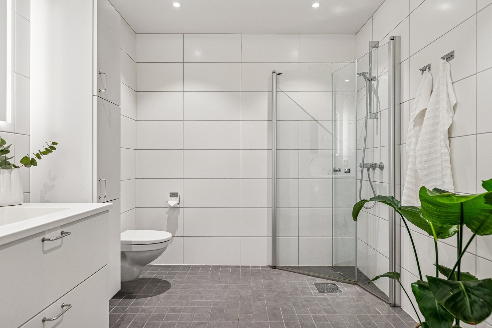 Flislagt bad med gulvvarme og moderne løsninger. Galleribilde