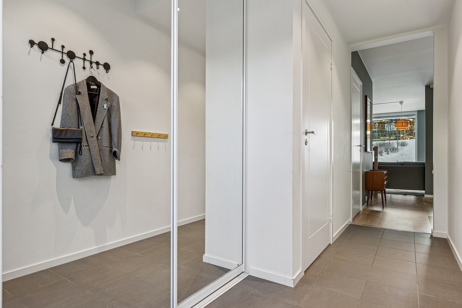 Lys og fin entré med gode oppbevaringsmuligheter. Galleribilde