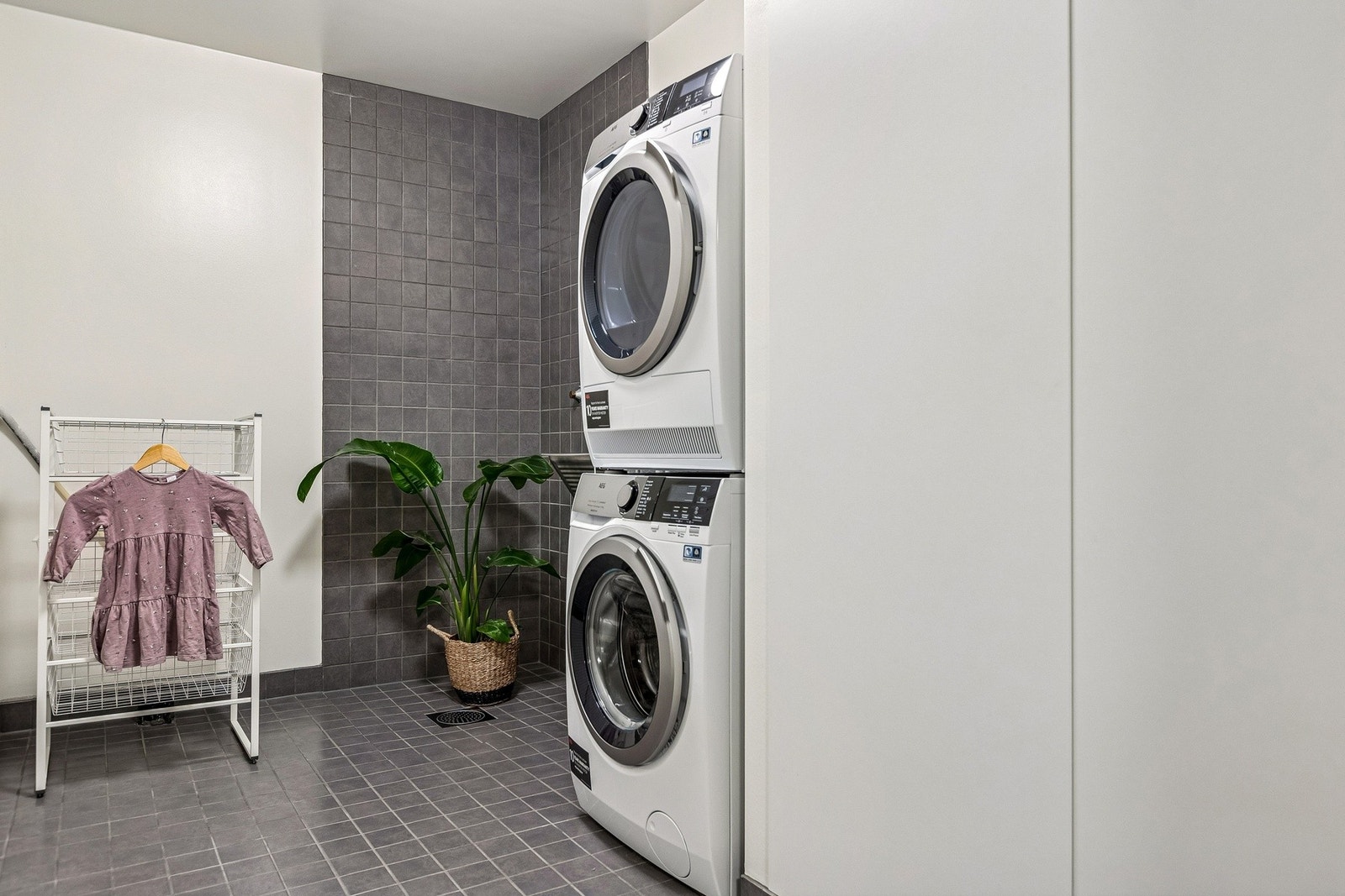 Boligen har også et praktisk vaskerom, hvor det også er opplegg for dusj og toalett. Galleribilde