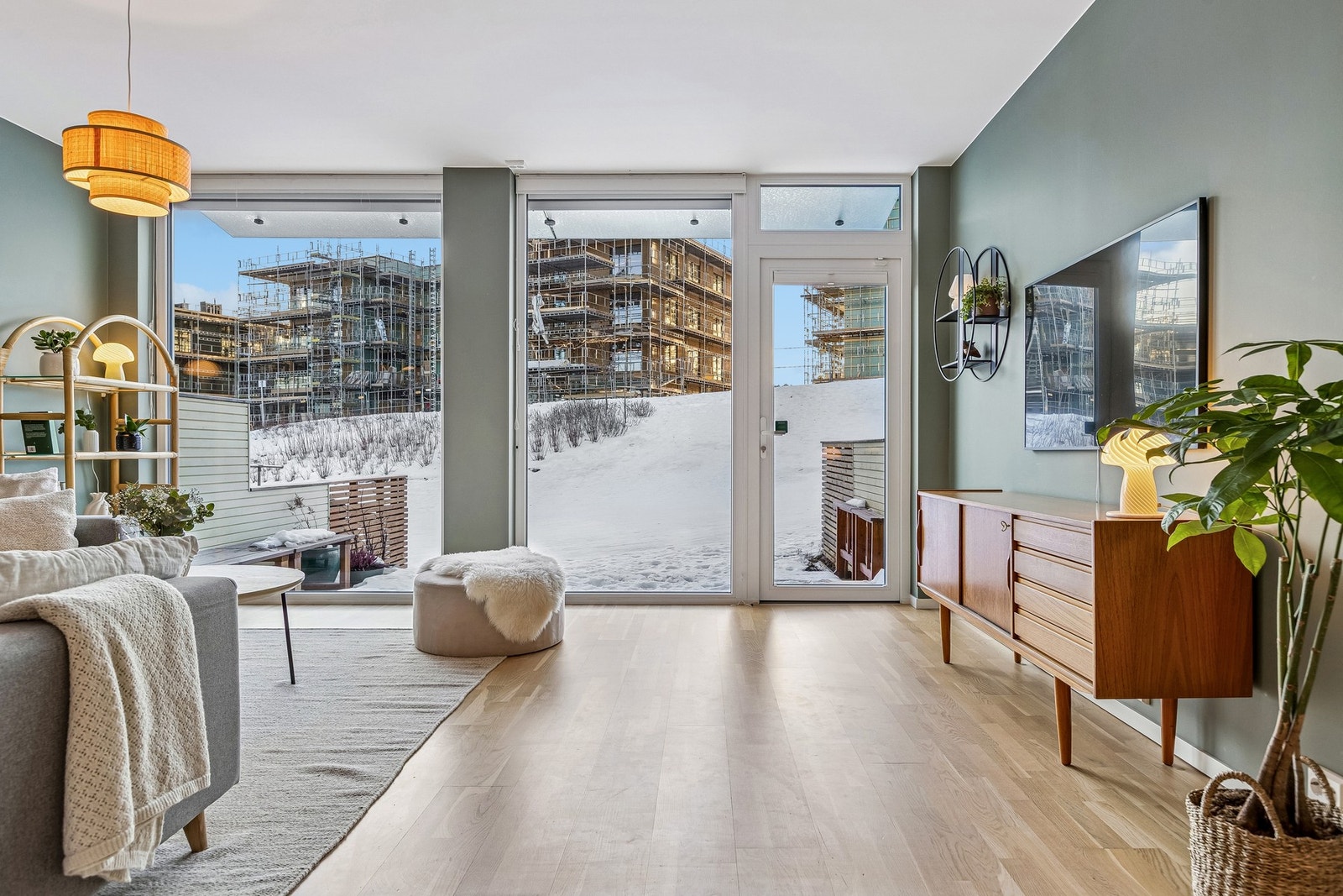 Store vindusflater gir rikelig med naturlig lys og en behagelig romfølelse. Galleribilde