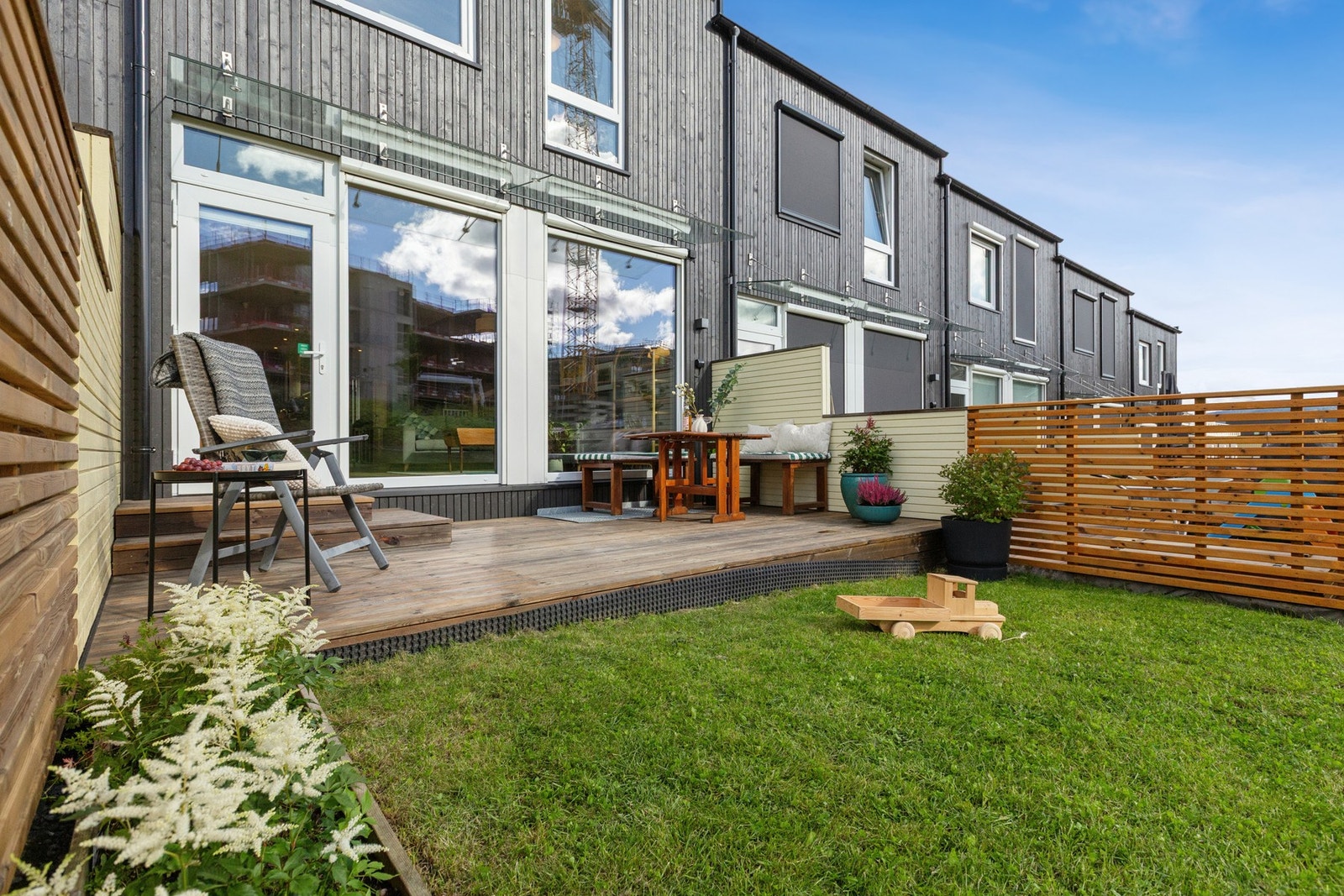 Terrassen måler ca. 15 kvm og byr på fine uteplasser. Vinduene er utstyrt med screens, som gir god solskjerming, reduserer innsyn og sørger for et svalere og mer komfortabelt inneklima. Galleribilde